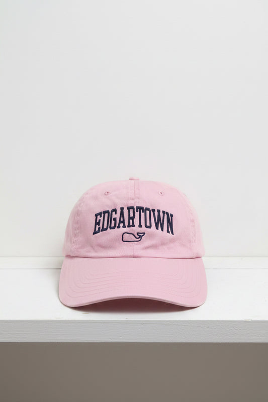 Gorra Vineyard Vines 🐳 color rosado y logotipo de letras en color azul navy