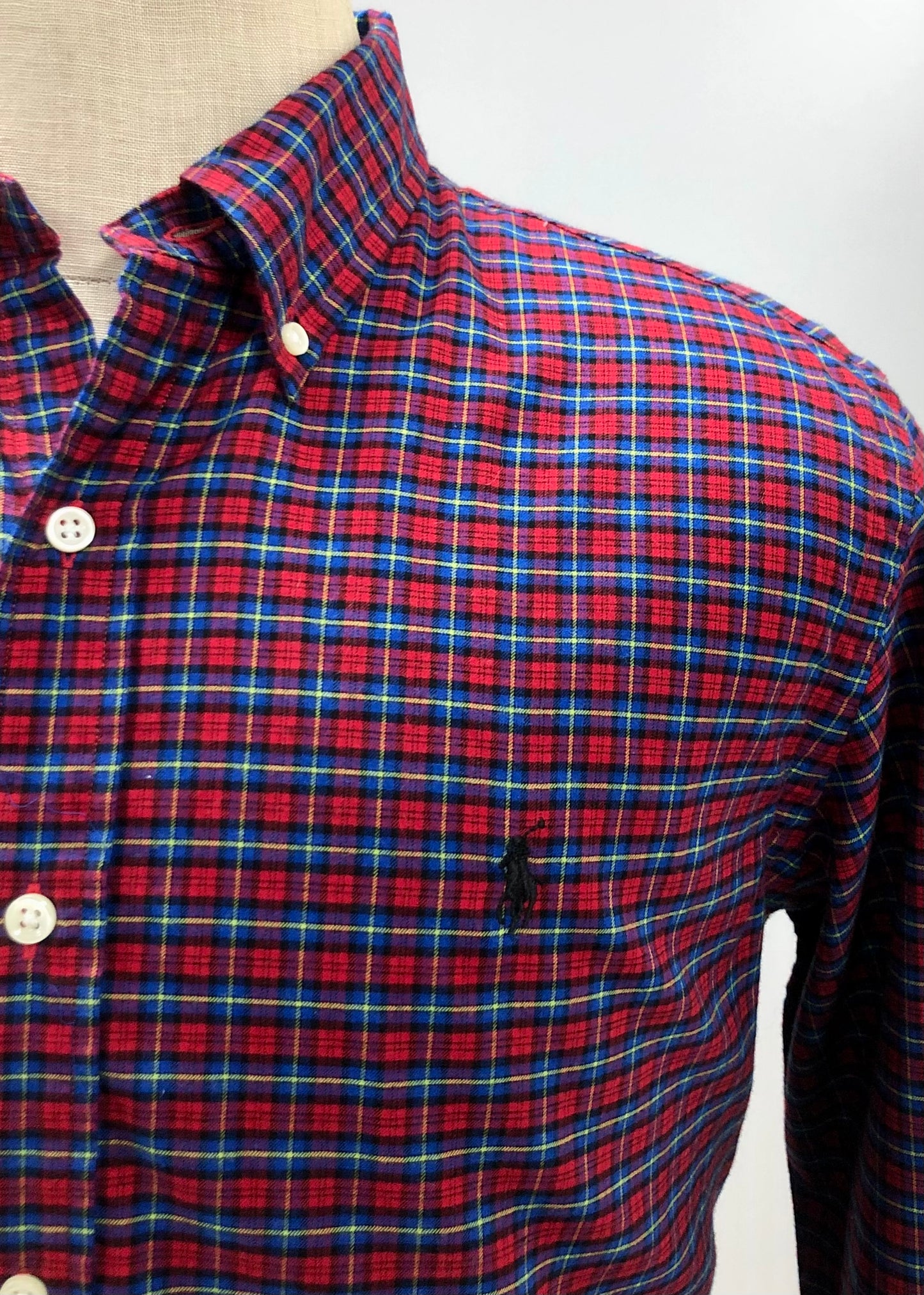 Camisa Polo Ralph Lauren 🏇🏼 color rojo con patron de cuadros azul y amarillo Talla L Entalle Regular