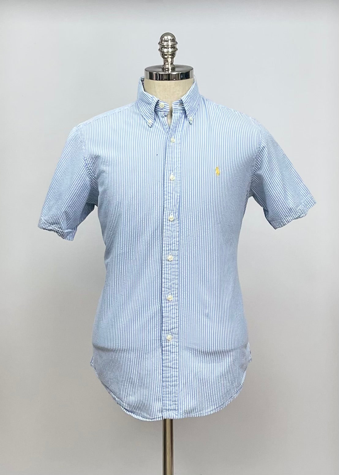 Camisa Polo Ralph Lauren 🏇🏼 Color blanco con patrón de rayas en celeste Tela Seersucker Talla M Entalle Regular