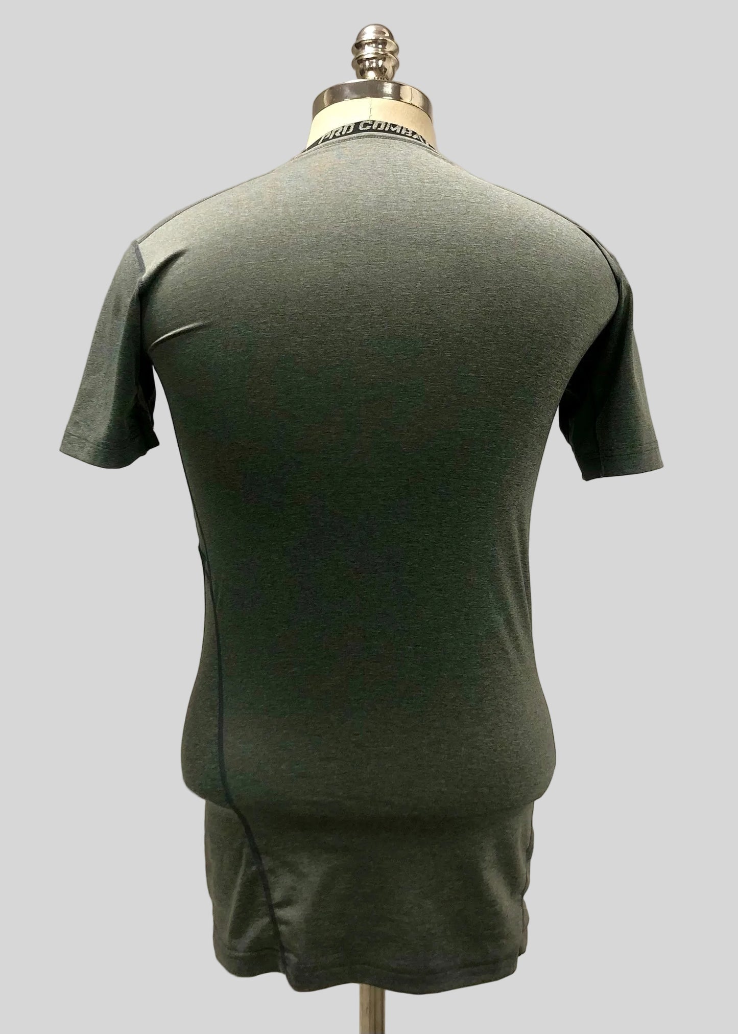 Camiseta de compresión Nike ✔️ color gris oscuro y logo en negro Talla L