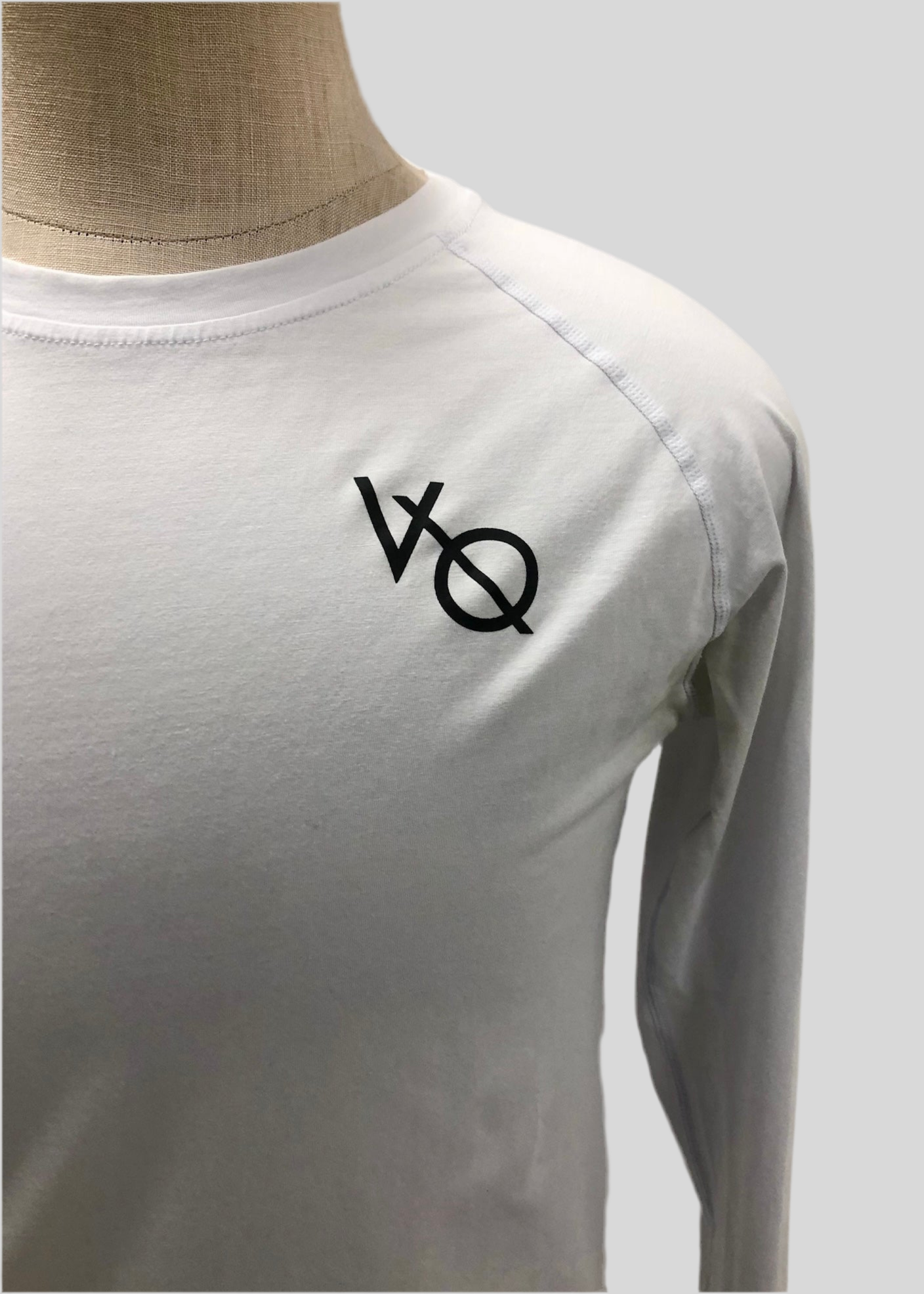 Camiseta de entrenamiento Vanquish 🏋🏽 color blanco y logo en negro Talla M