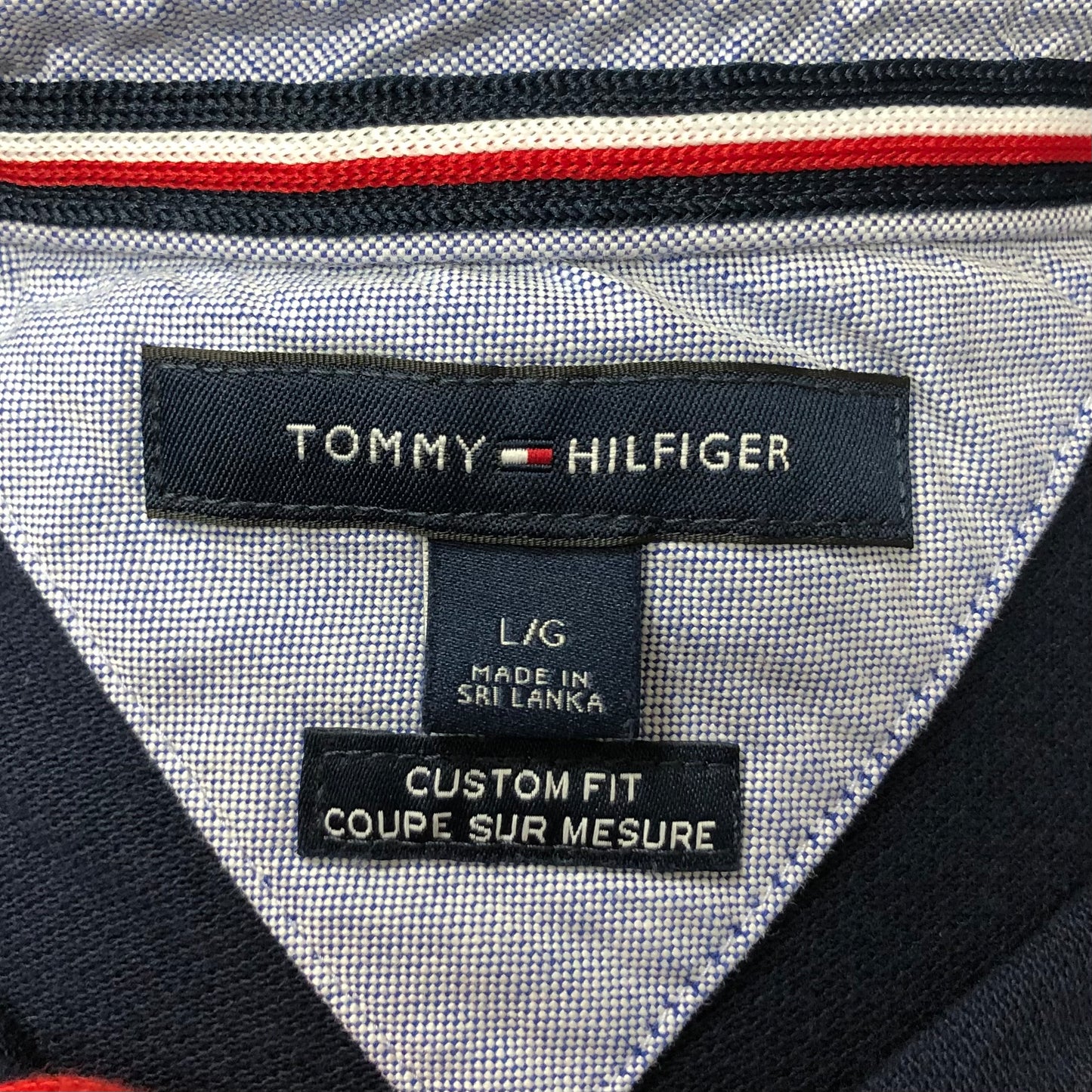 Camiseta Polo Tommy Hilfiger 🇺🇸 color azul navy con diseño en cuello en rojo Talla L Entalle Custom Fit