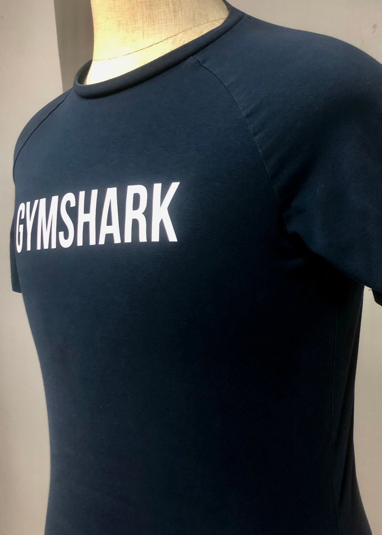 Camiseta de compresión Gymshark 🏋🏽 color azul oscuro y logo en blanco Talla Small