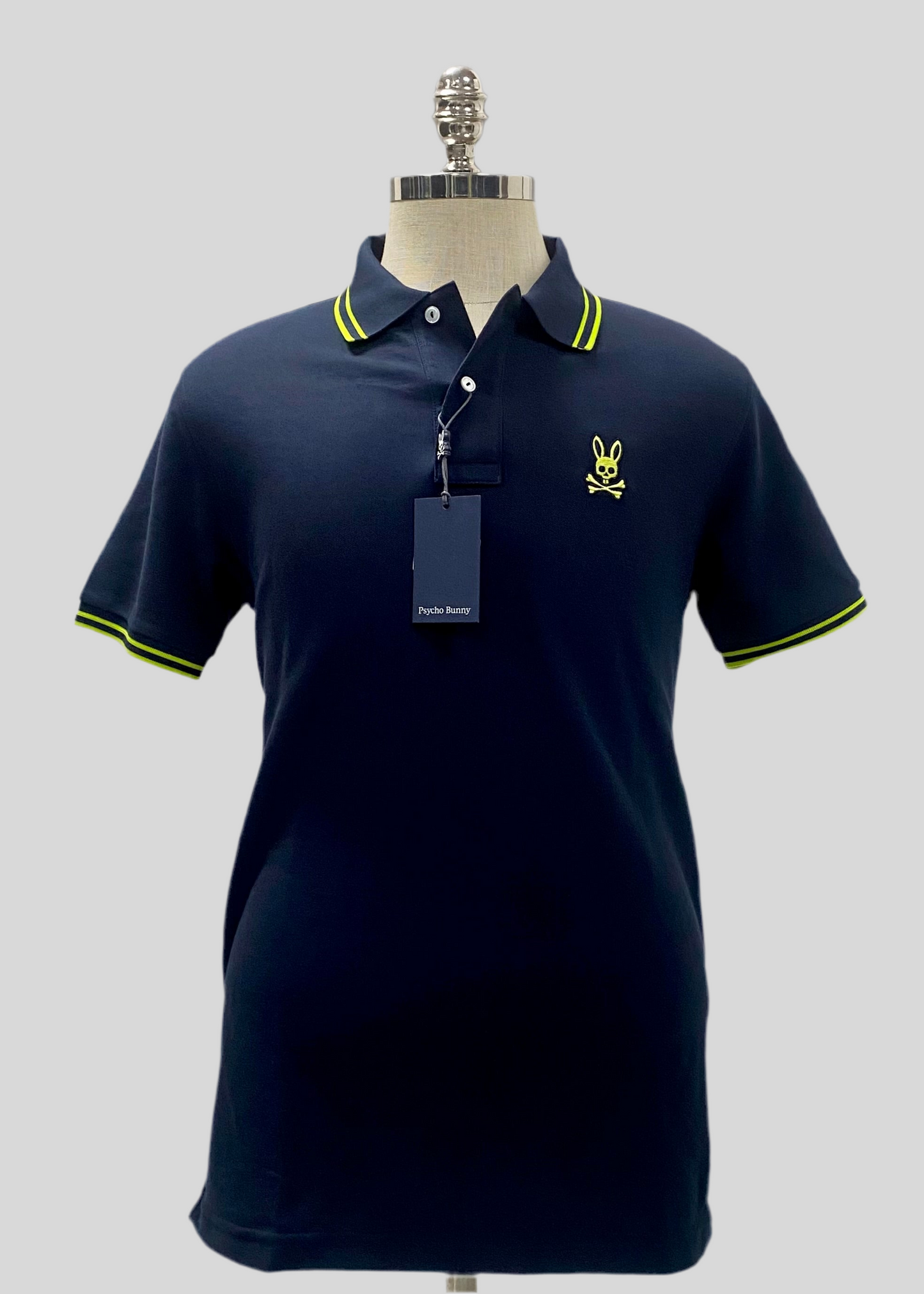Camiseta Polo Psycho Bunny 🐰 Pique en color azul navy con diseño de cuello en verde intenso Talla M Entalle Regular