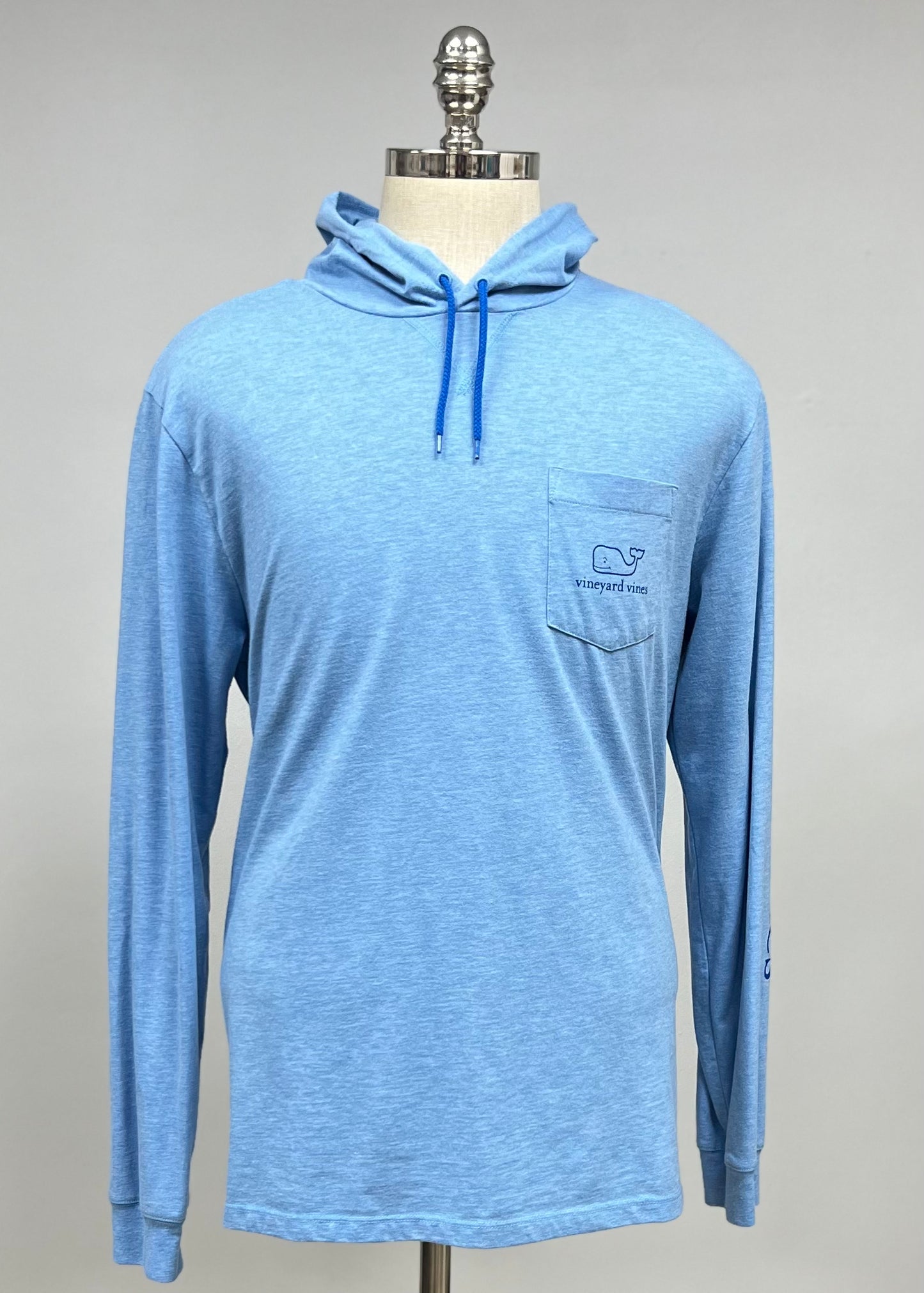 Camiseta con capucha Vineyard Vines 🐳 color celeste con logo de Ballena en bolsillo Talla Medium