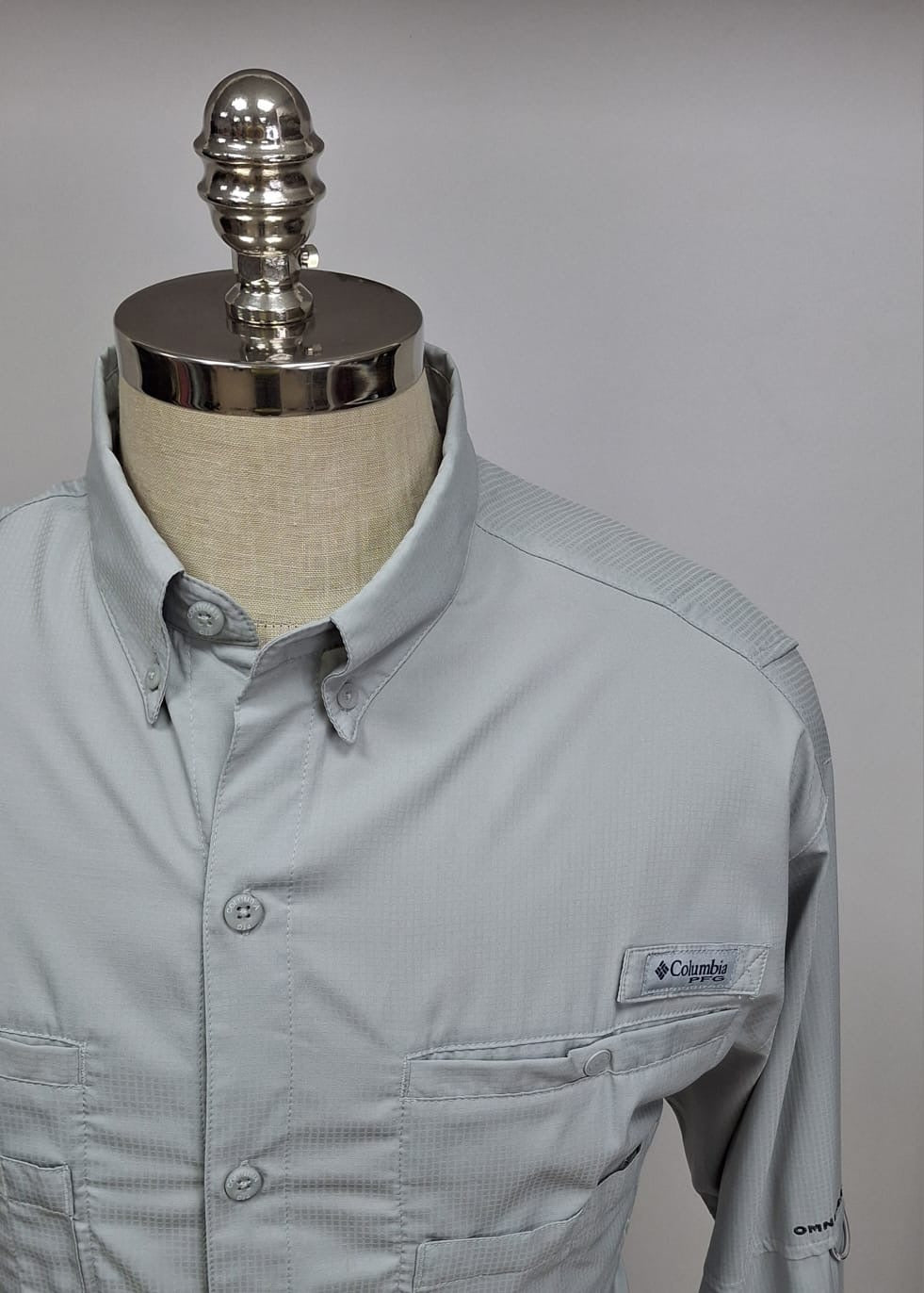 Camisa Columbia 🔹con bolsillo color gris claro con Omni Shade Manga large Talla L (ver descripción)