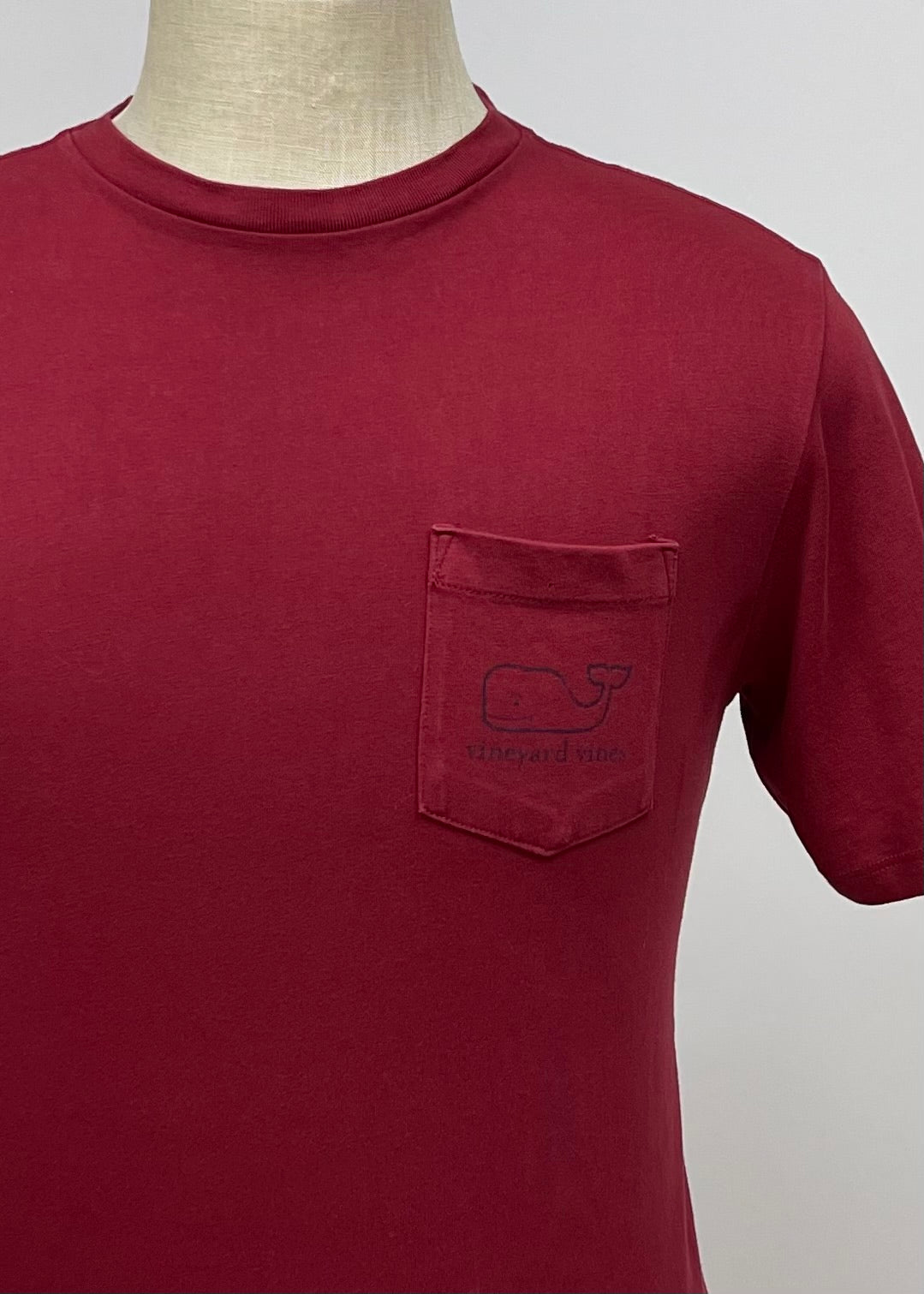 Camiseta cuello redondo Vineyard Vines 🐳 color rojo oscuro con Diseño de ballena Talla Small