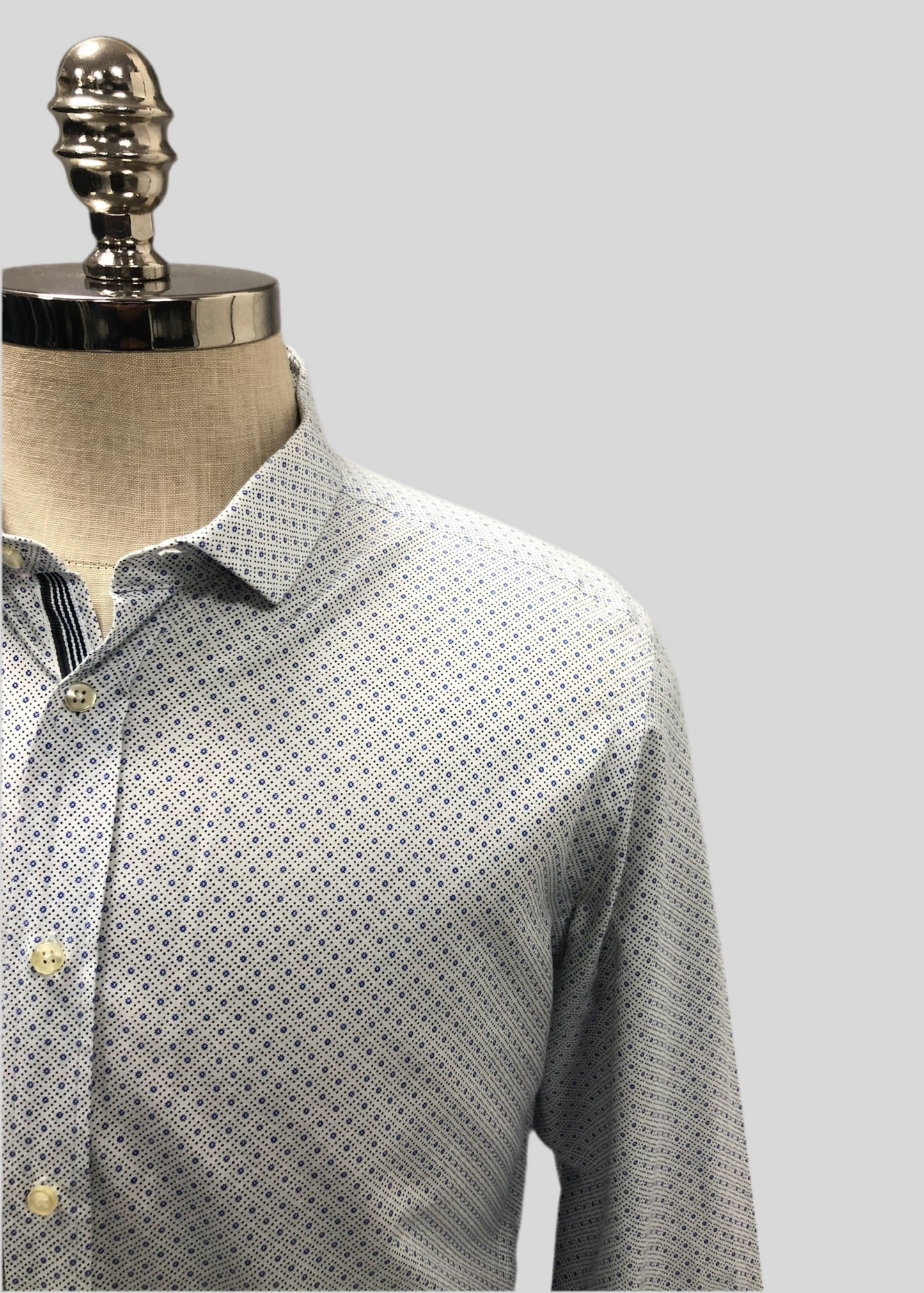 Camisa de botones TWN color blanco con puntos en negro Talla M Entalle Regular