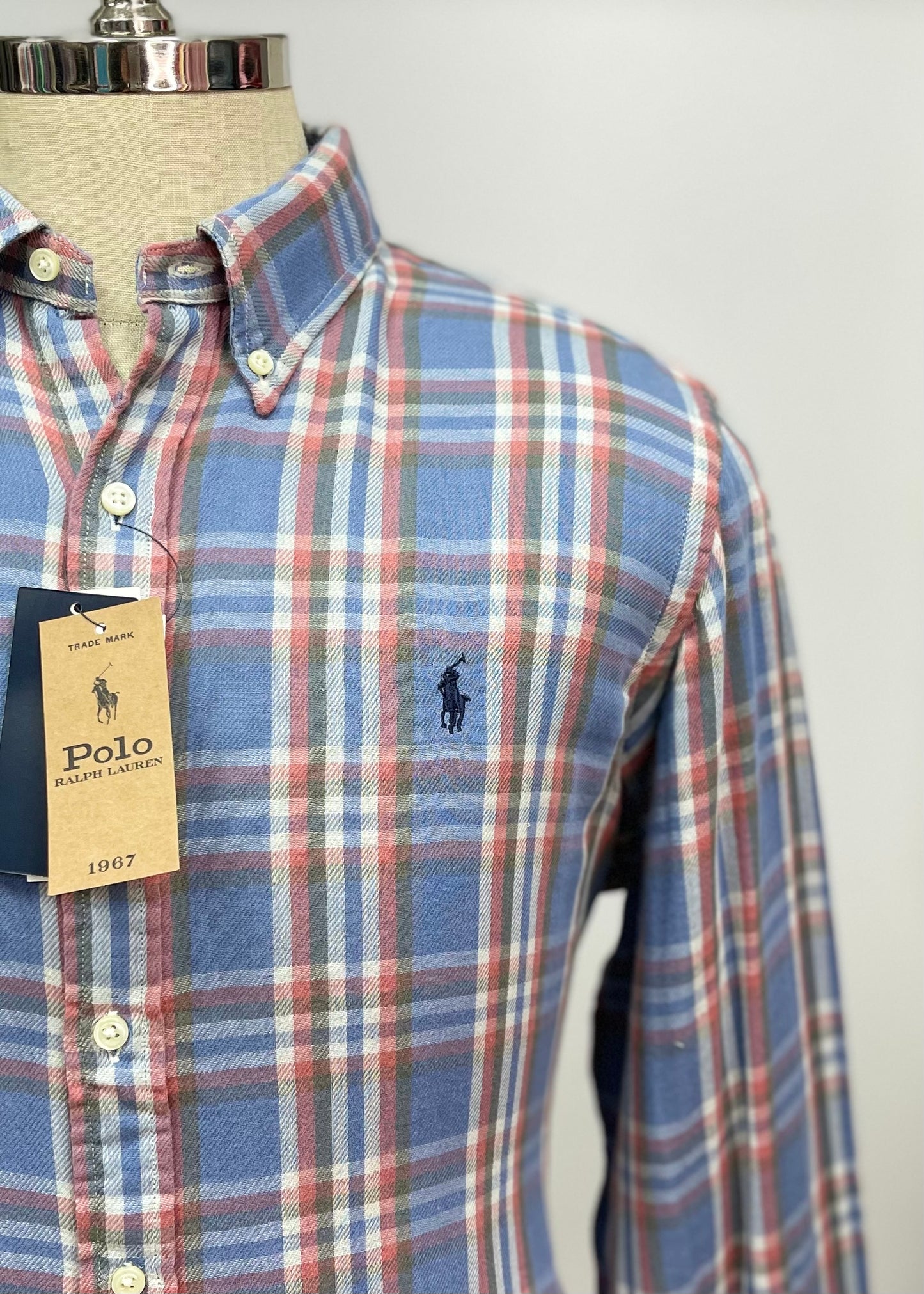 Camisa Polo Ralph Lauren 🏇🏼 color celeste con patrón de cuadros en rojo y blanco Talla L Entalle Regular