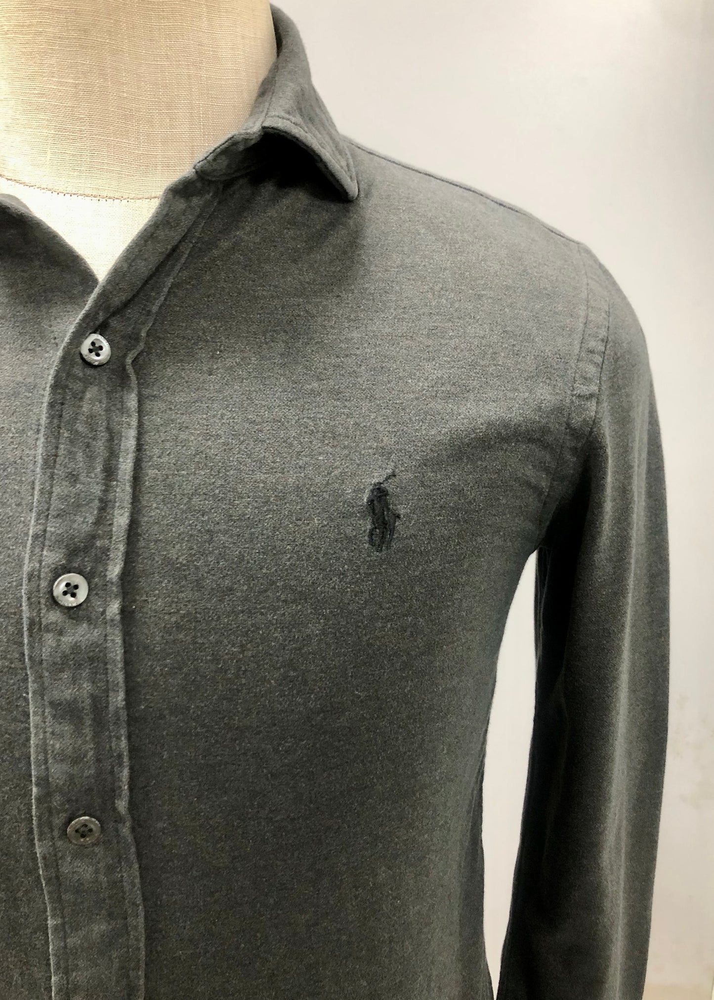 Camisa Polo Ralph Lauren 🏇🏼 Tela camiseta (Knit Oxford) en color gris oscuro Talla S Entalle Regular