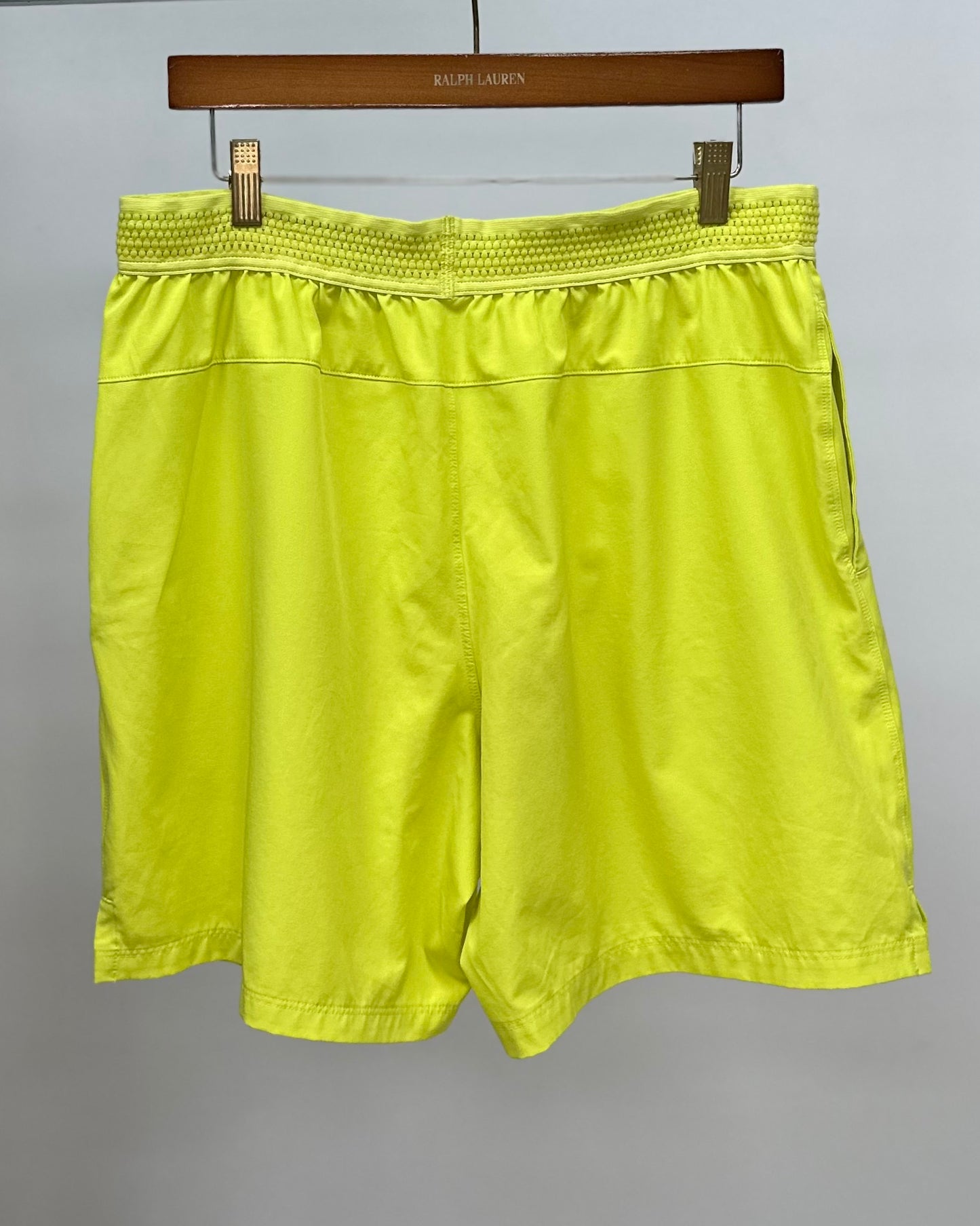 Short Deportivo Fabletics Tela performance color verde neón talla S