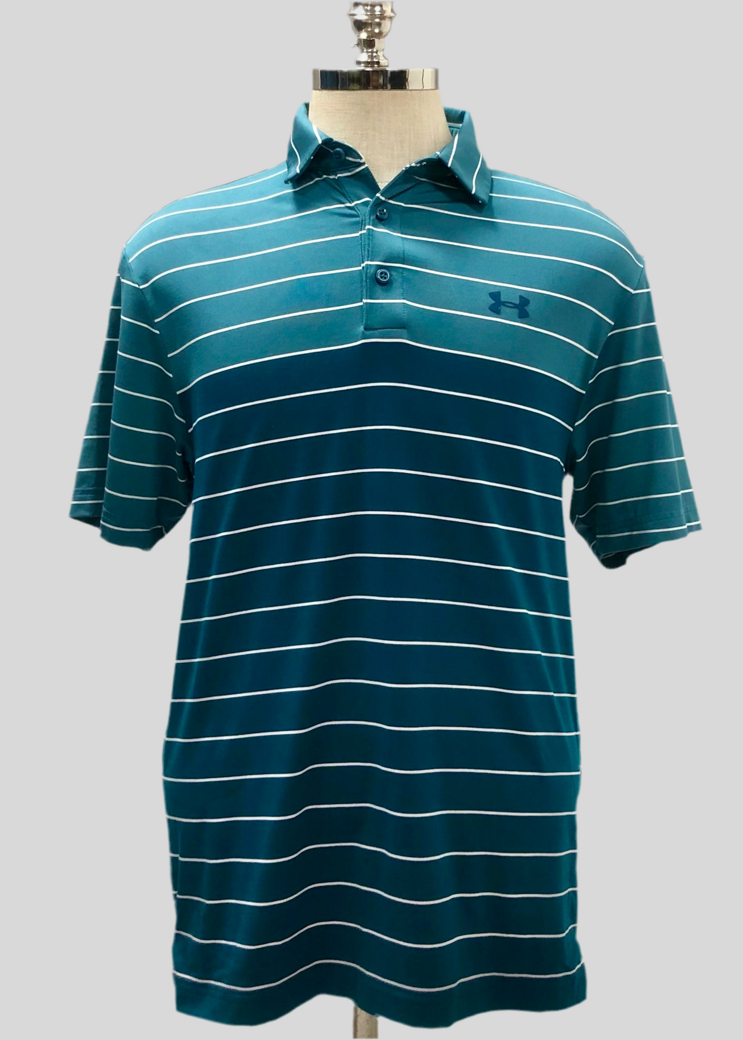 Camiseta polo Under Armour 🏋🏻 de rayas en verde esmeralda y azul navy Tela Performance Talla M Entalle Regular