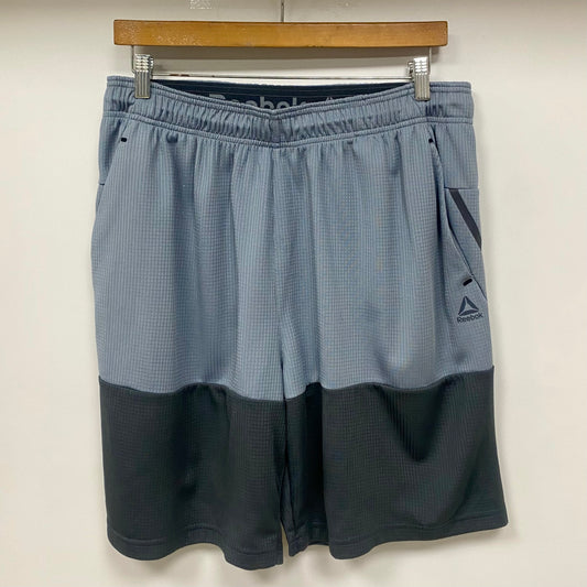 Short Deportivo Reebok 🏋🏼‍♂️ Tela performance con franjas en color gris claro y oscuro talla XL