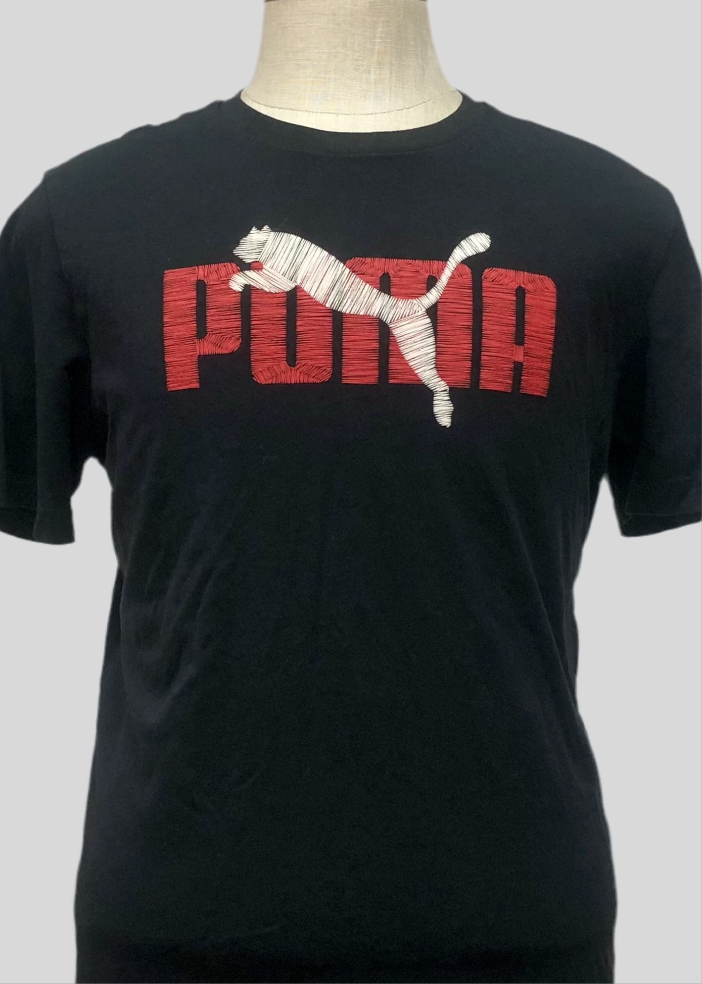 Camiseta cuello redondo Puma 🐆 color negro con el logo en rojo y blanco Talla L
