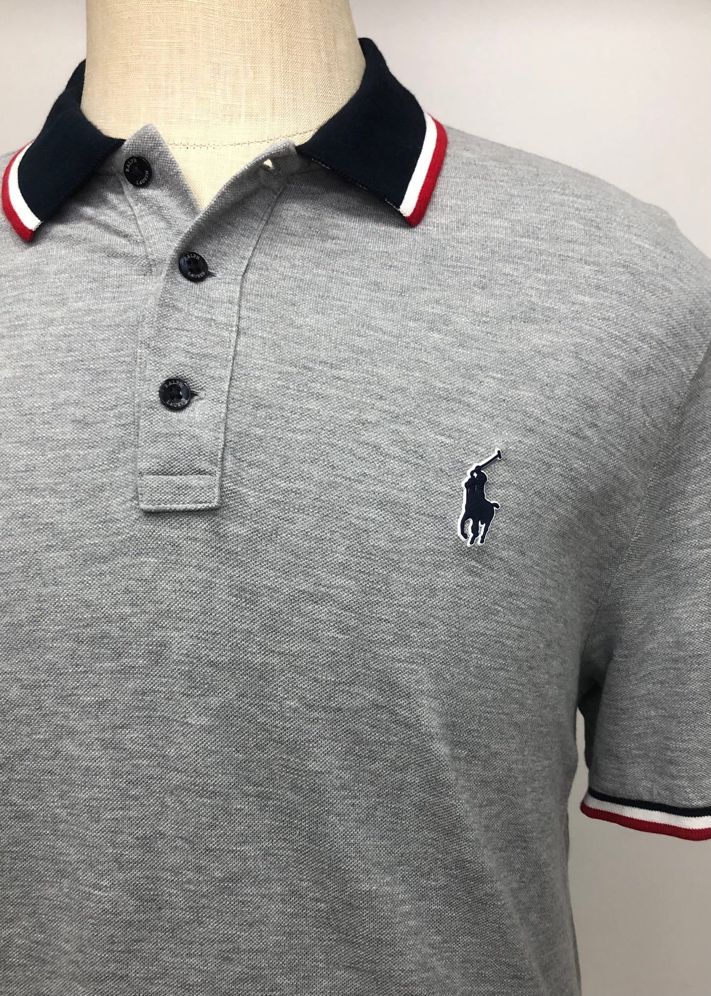 Camiseta Polo Ralph Lauren 🏇🏼 color gris claro con diseño de cuello y manga Talla L Entalle Clásico