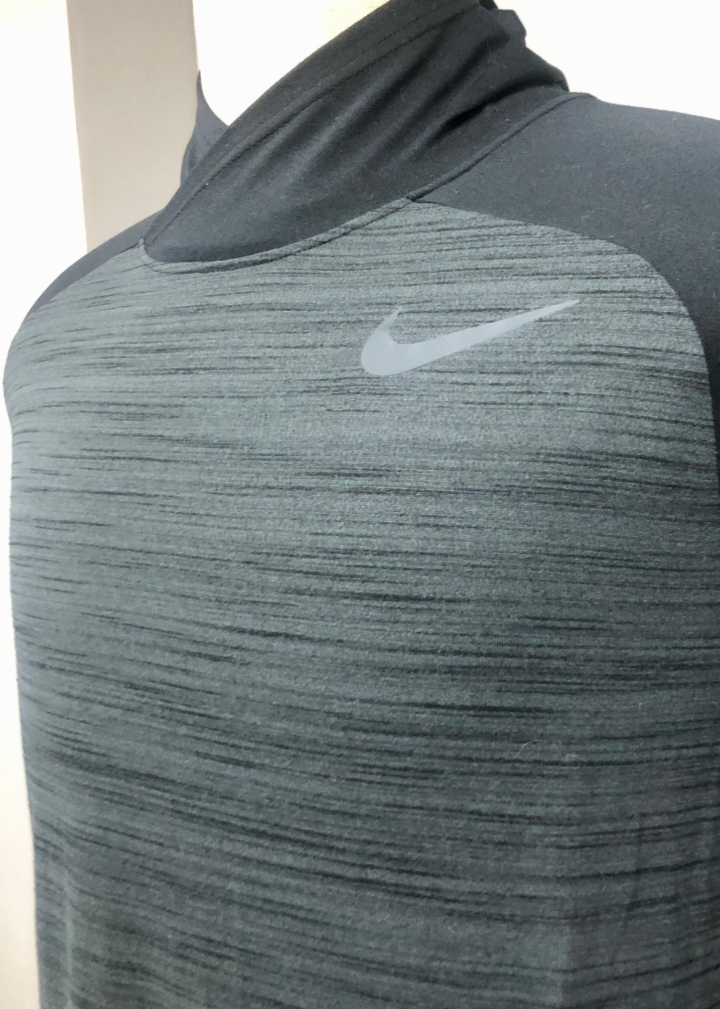 Camiseta con capucha Nike ✔️  color gris oscuro y negro Talla L Entalle Regular