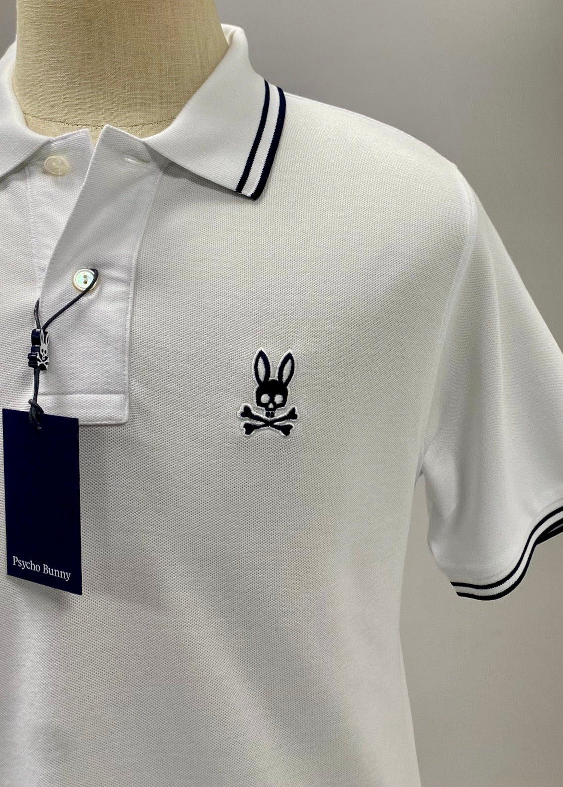 Camiseta Polo Psycho Bunny 🐰 Pique en color blanco con diseño de cuello en negro Talla L Entalle Regular