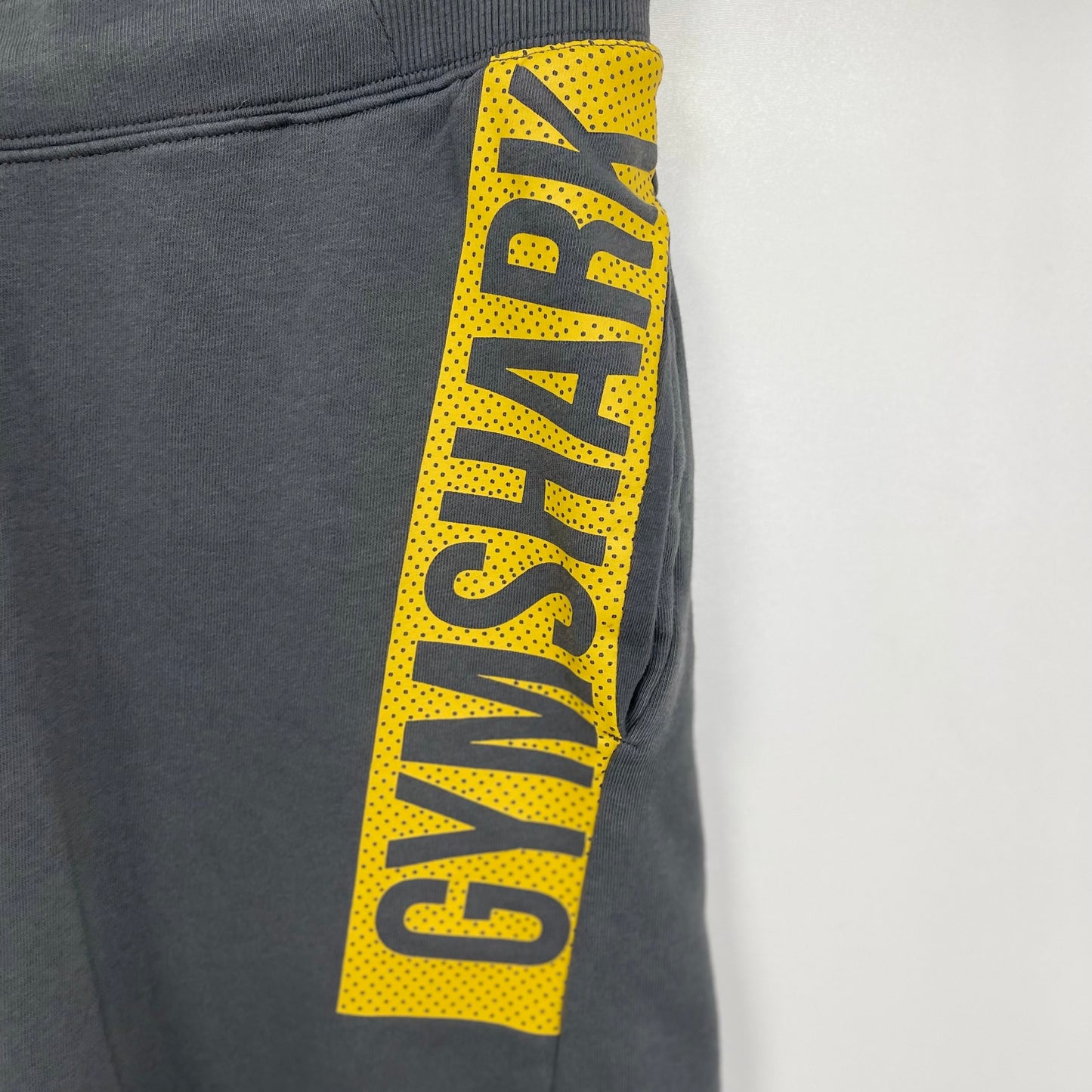 Short Lounge Gymshark 🏋🏼‍♂️ color gris oscuro y logo en amarillo Talla M