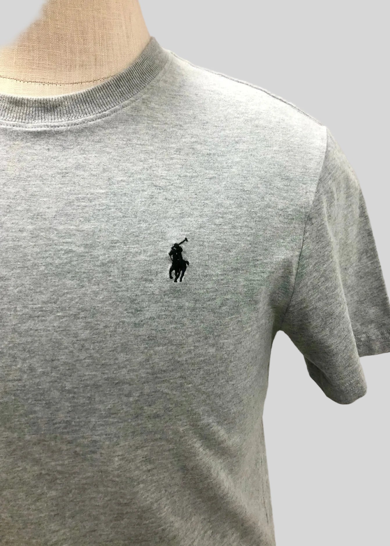 Camiseta cuello redondo Polo Ralph Lauren 🏇🏼 color gris claro Talla Large