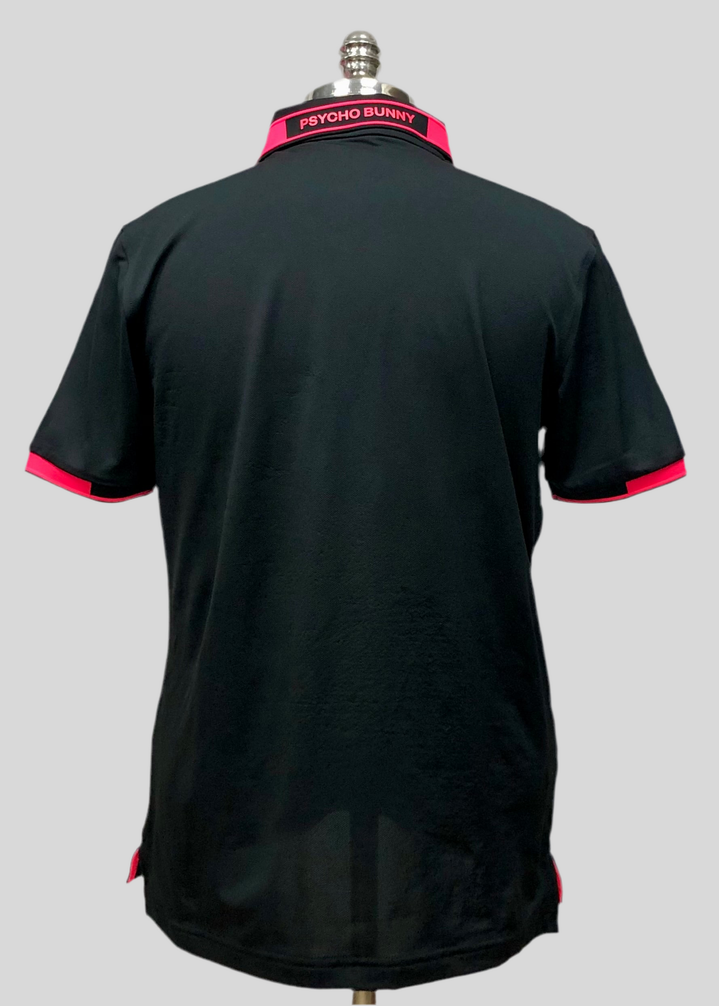 Camiseta Polo Psycho Bunny 🐰  Micro mesh en color negro y rosado con diseño de cuello Talla M Entalle Regular