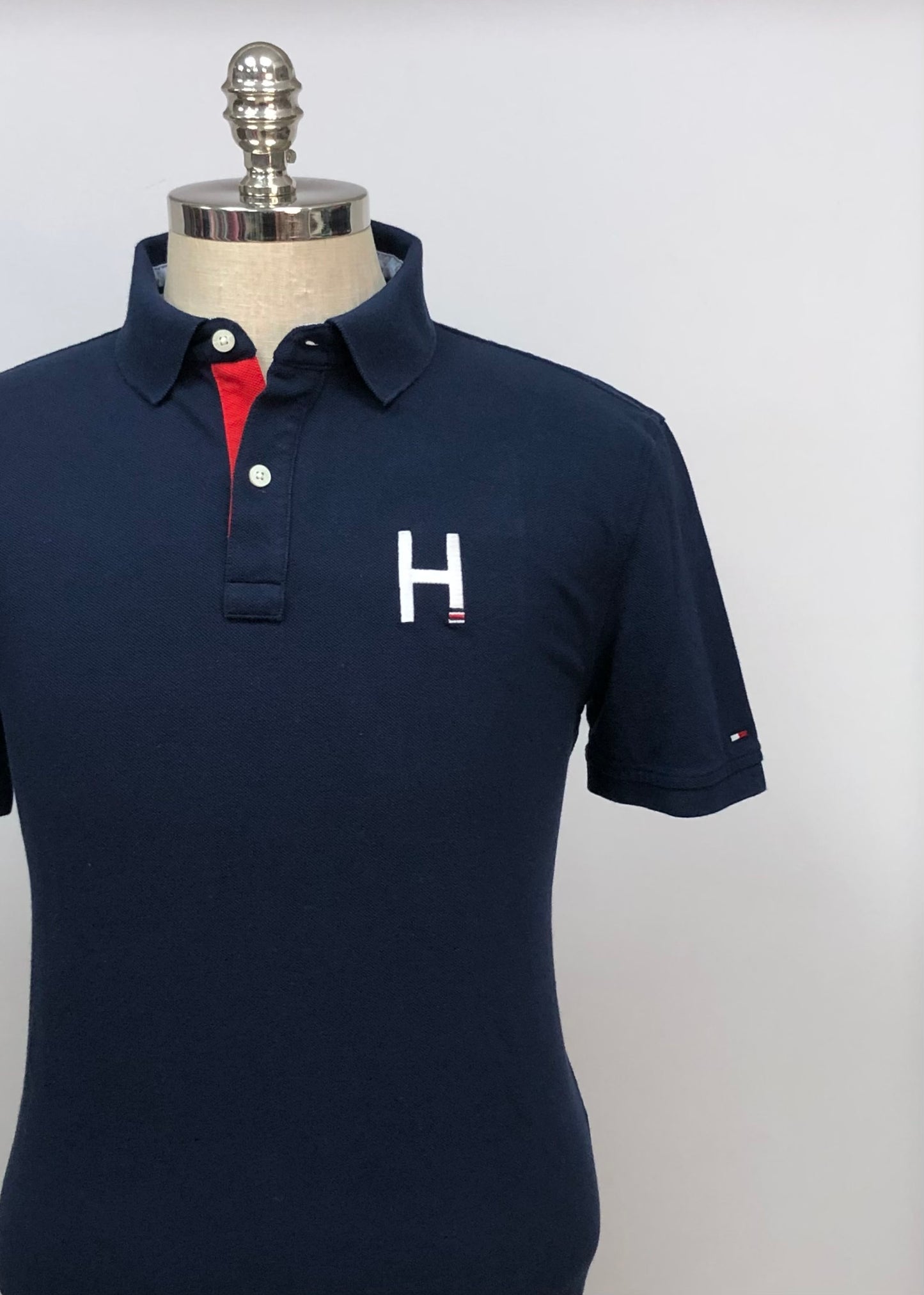 Camiseta Polo Tommy Hilfiger 🇺🇸 color azul navy con diseño en cuello en rojo Talla L Entalle Custom Fit