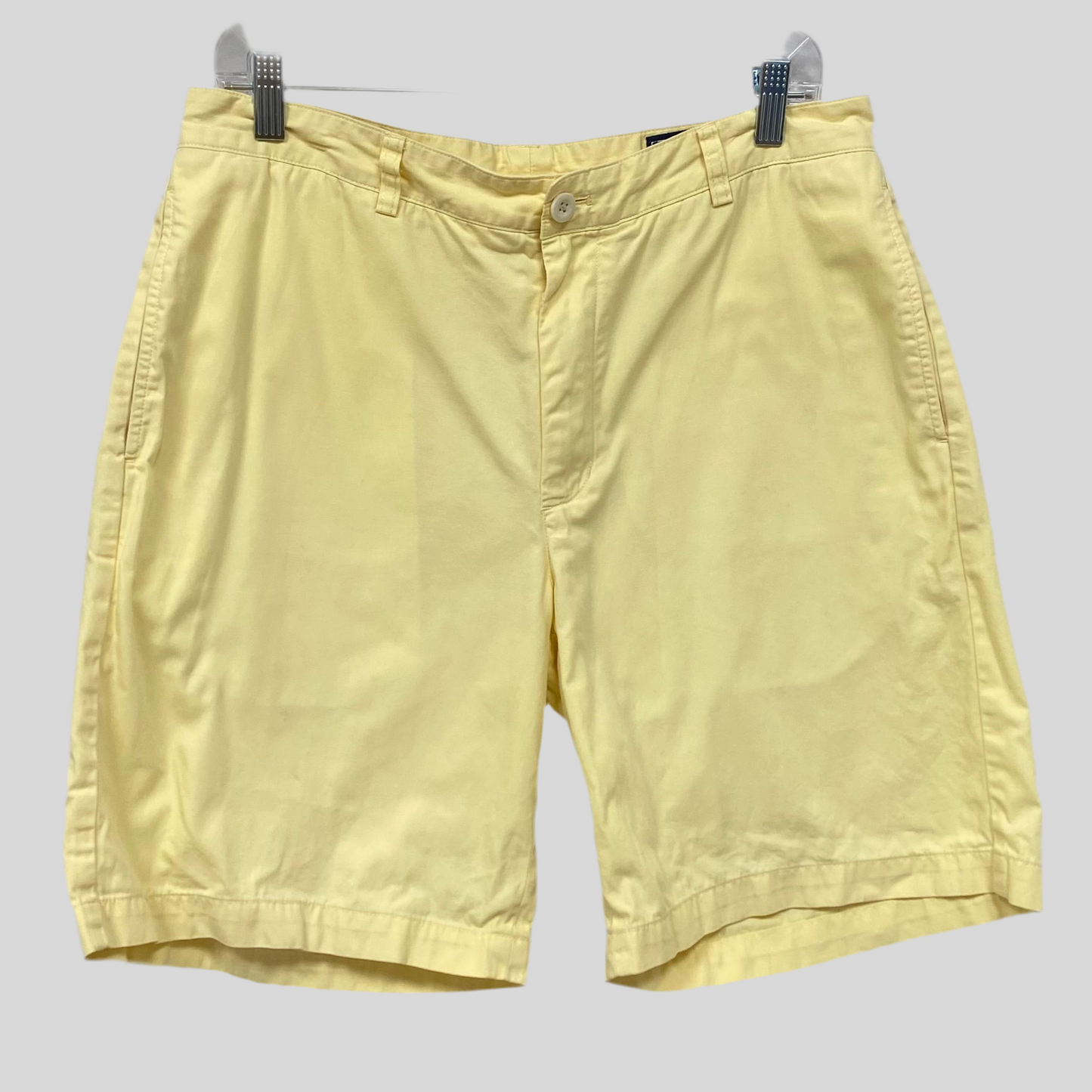 Short Casual Vineyard Vines 🐳 color amarillo claro talla 34