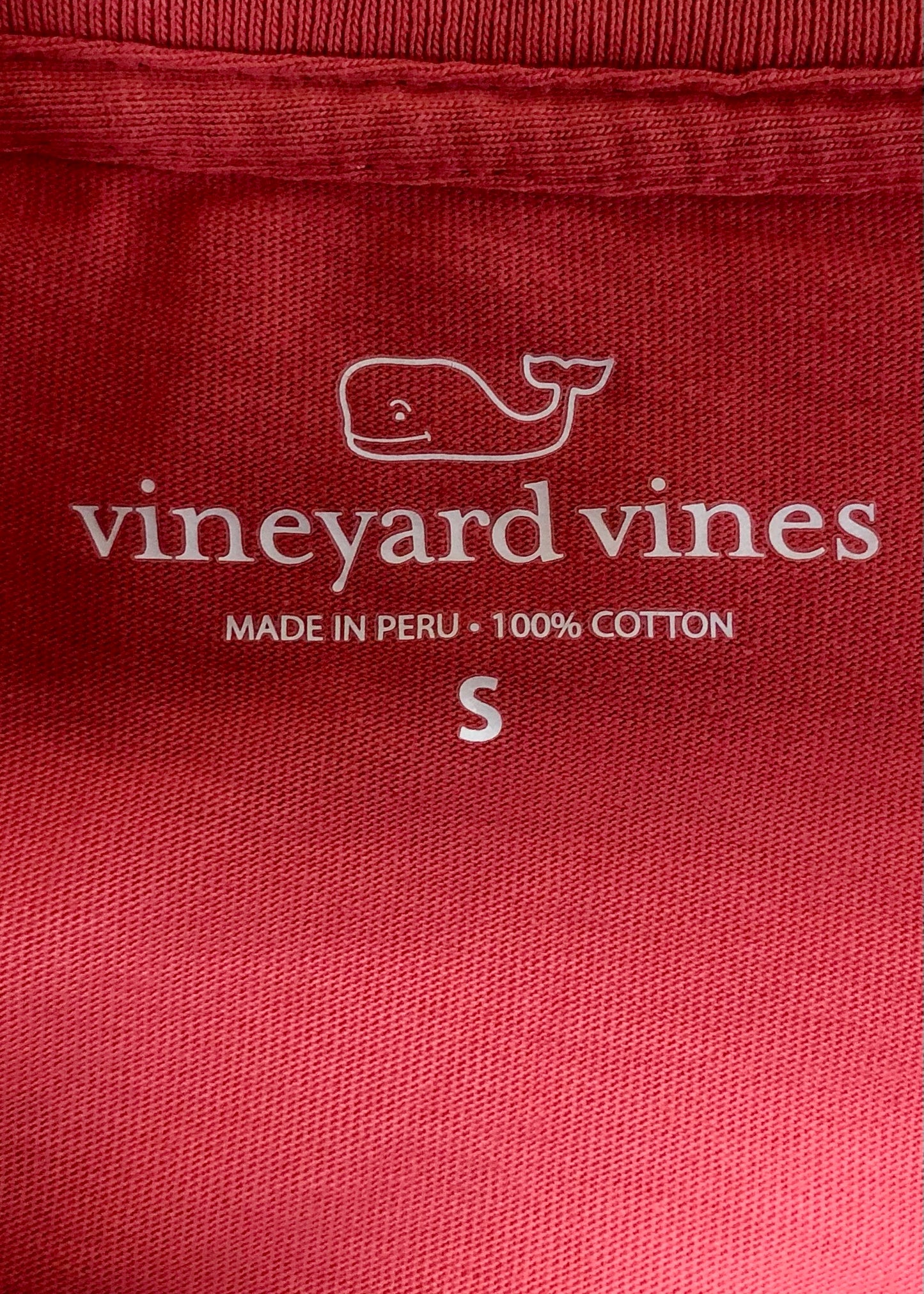 Camiseta cuello redondo Vineyard Vines 🐳 color rosado magenta con logo de tabla de surf Talla S