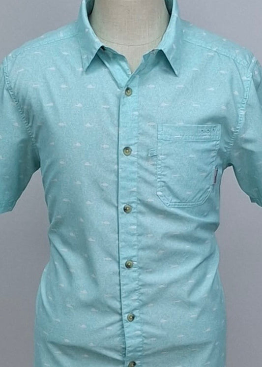 Camisa Columbia 🔹Color turquesa claro con diseño de peces Manga corta Talla L