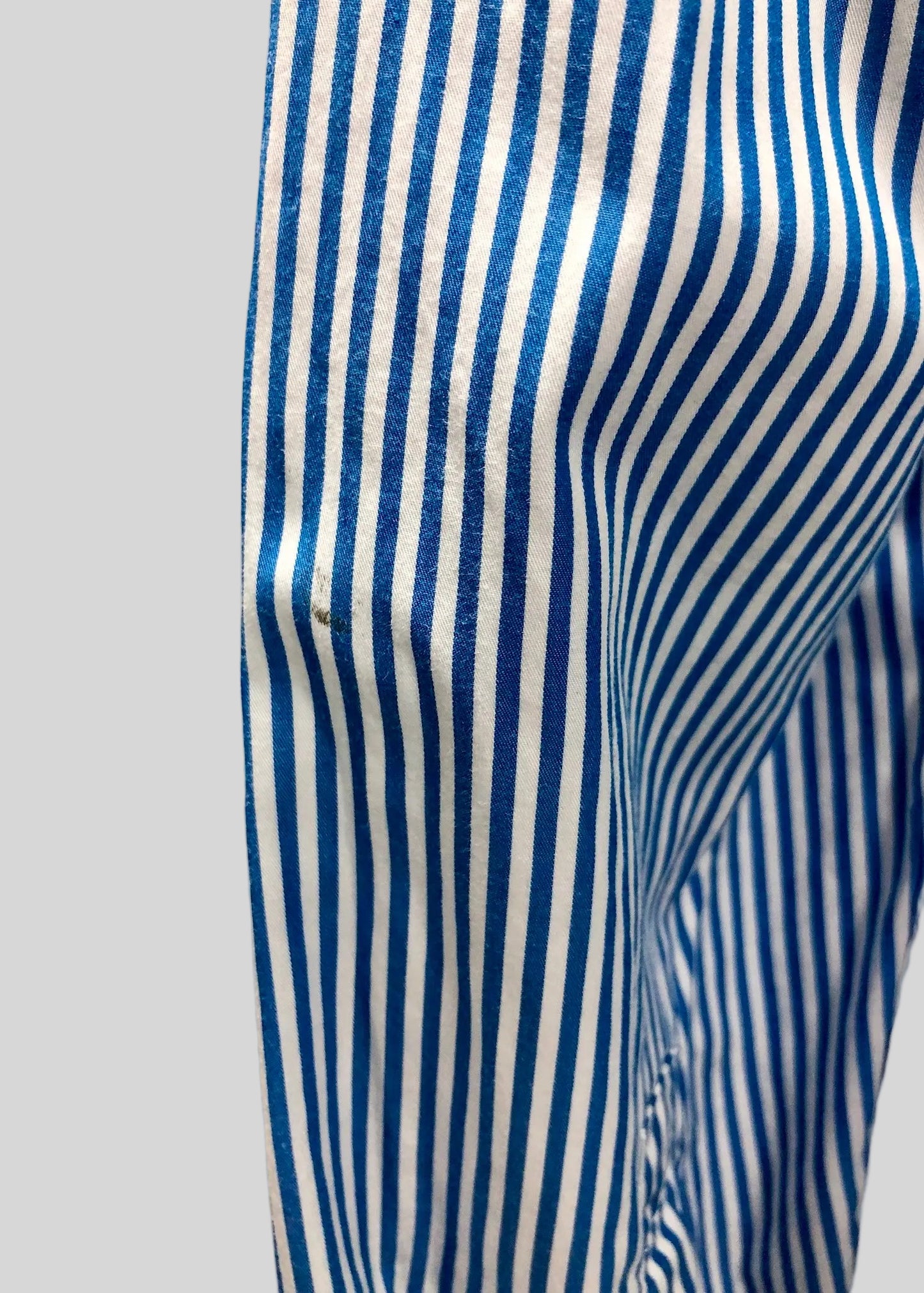 Camisa de botones Hugo Boss 🇩🇪 con patrón de rayas en azul y blanco Talla M Entalle Slim Fit (ver descripción)