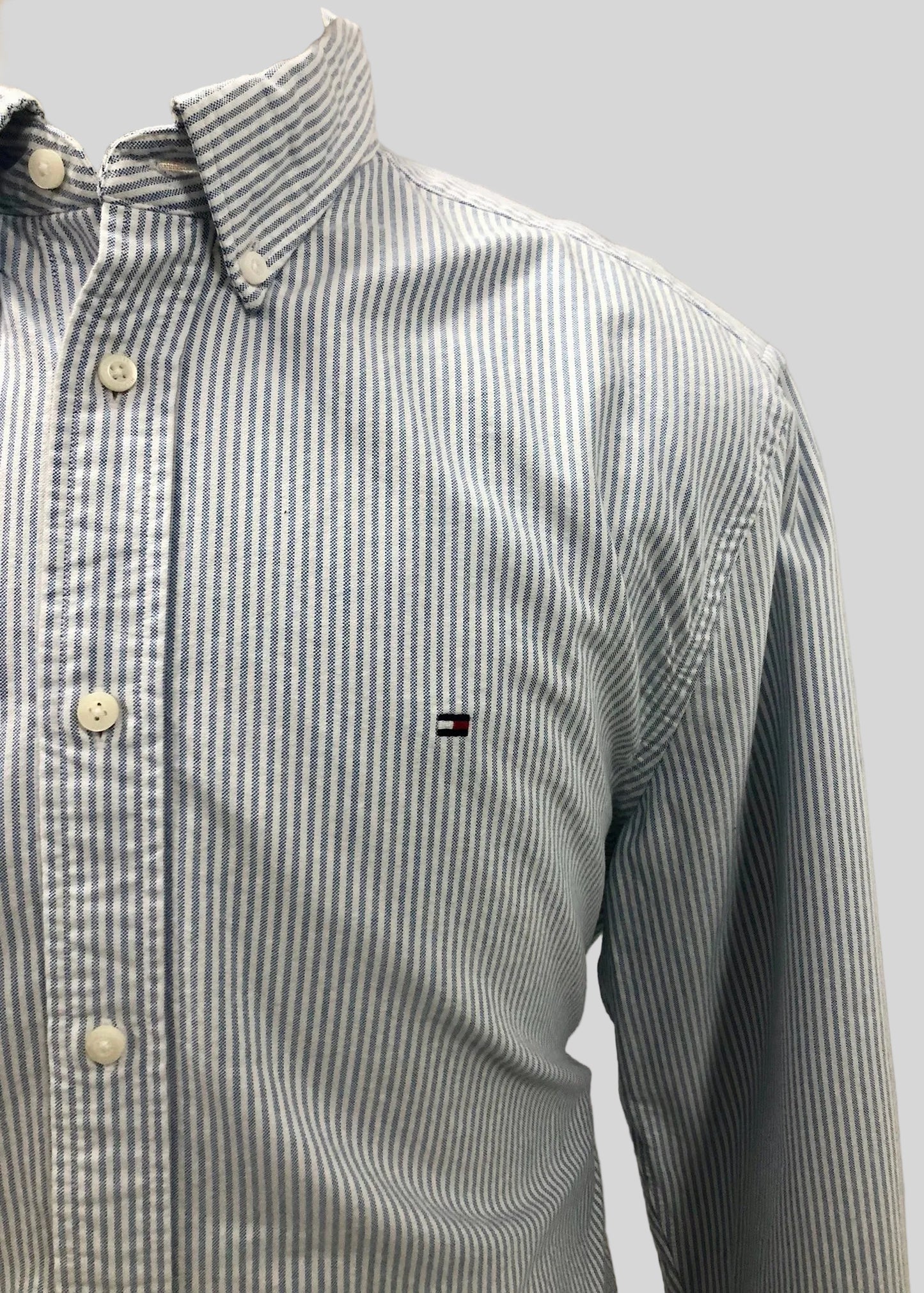 Camisa Tommy Hilfiger 🇺🇸 Oxford con patrón de rayas en color celeste y blanco Talla XL Entalle Regular
