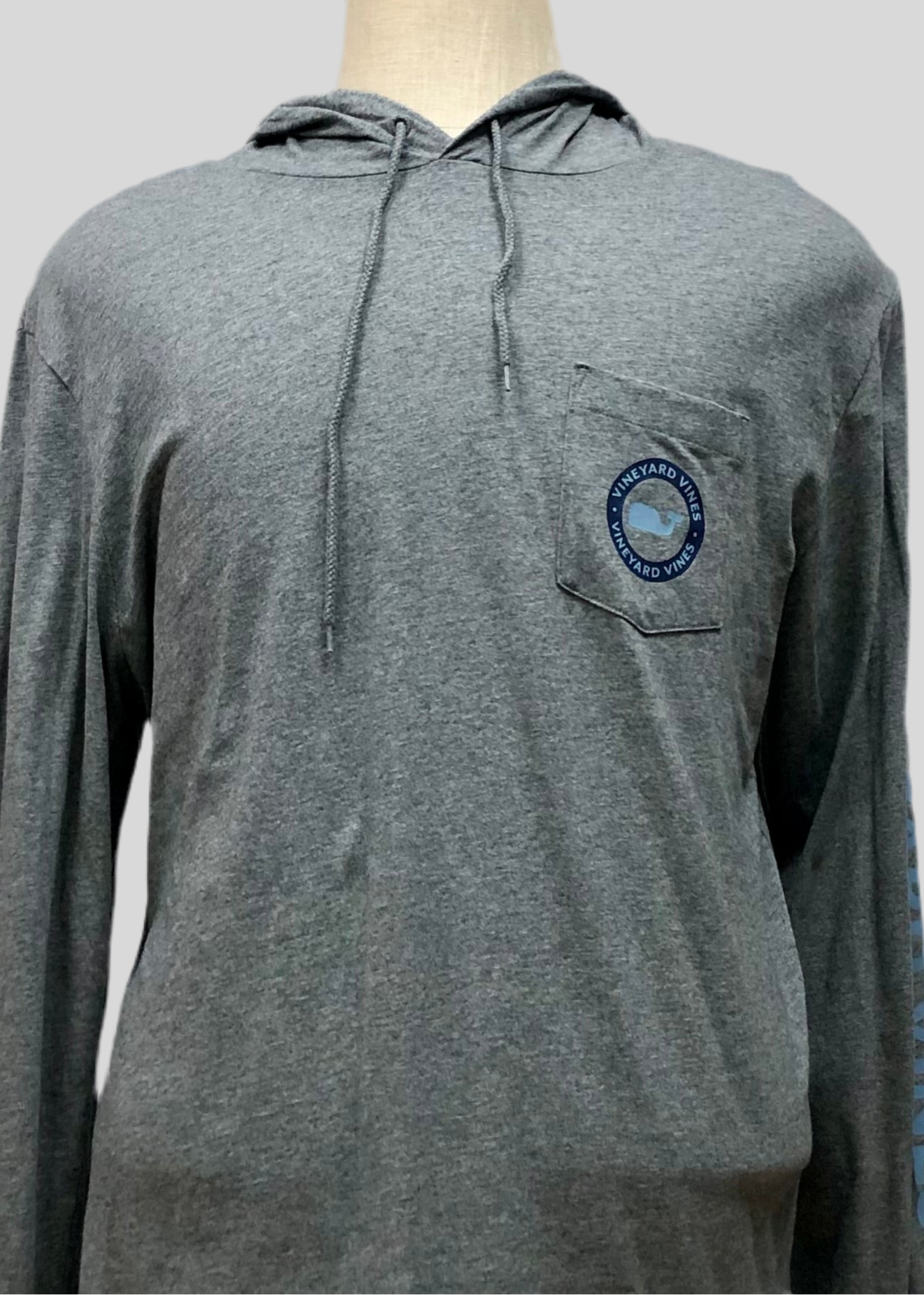 Camiseta con capucha Vineyard Vines 🐳 color gris oscuro con Diseño de Ballena en celeste Talla L