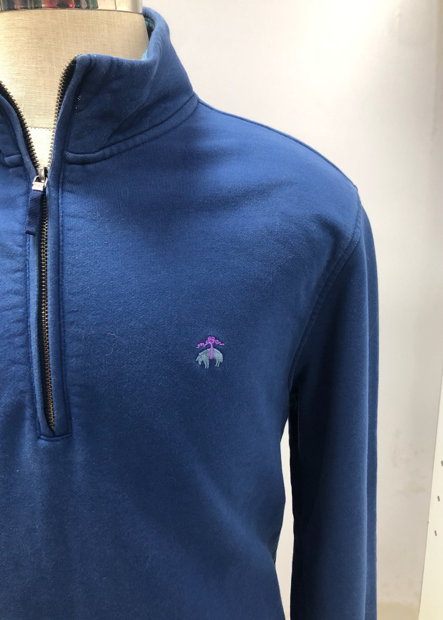 Sueter Jersey Brooks Brothers 🐑 color azul oscuro con logo celeste Talla XL