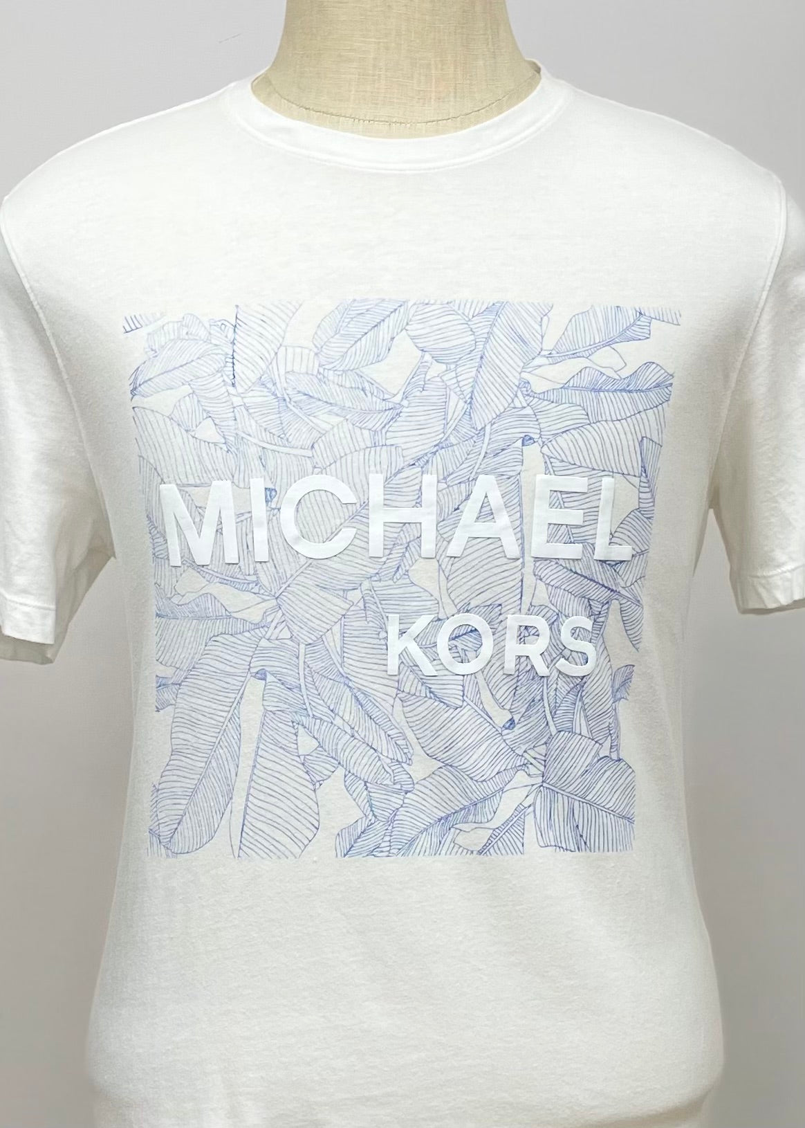 Camiseta cuello redondo Michael Kors color blanco con diseño de hojas en color azul Talla Medium