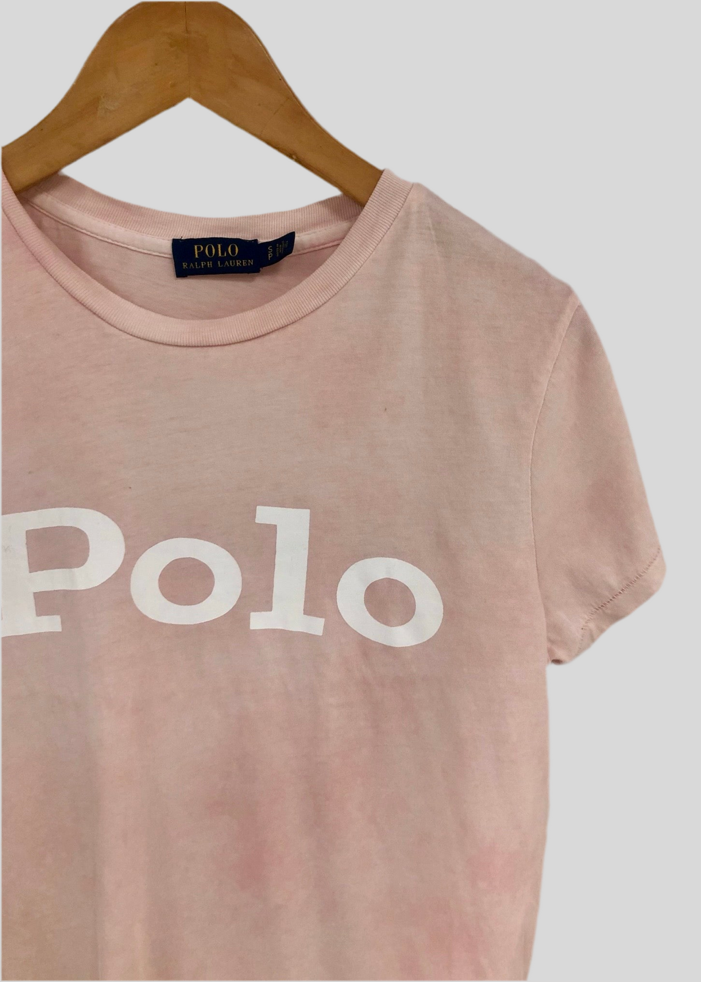 Camiseta cuello redondo de mujer Polo Ralph Lauren 🏇🏼 color rosado con diseño de logo en letras en color blanco Talla S Entalle Regular