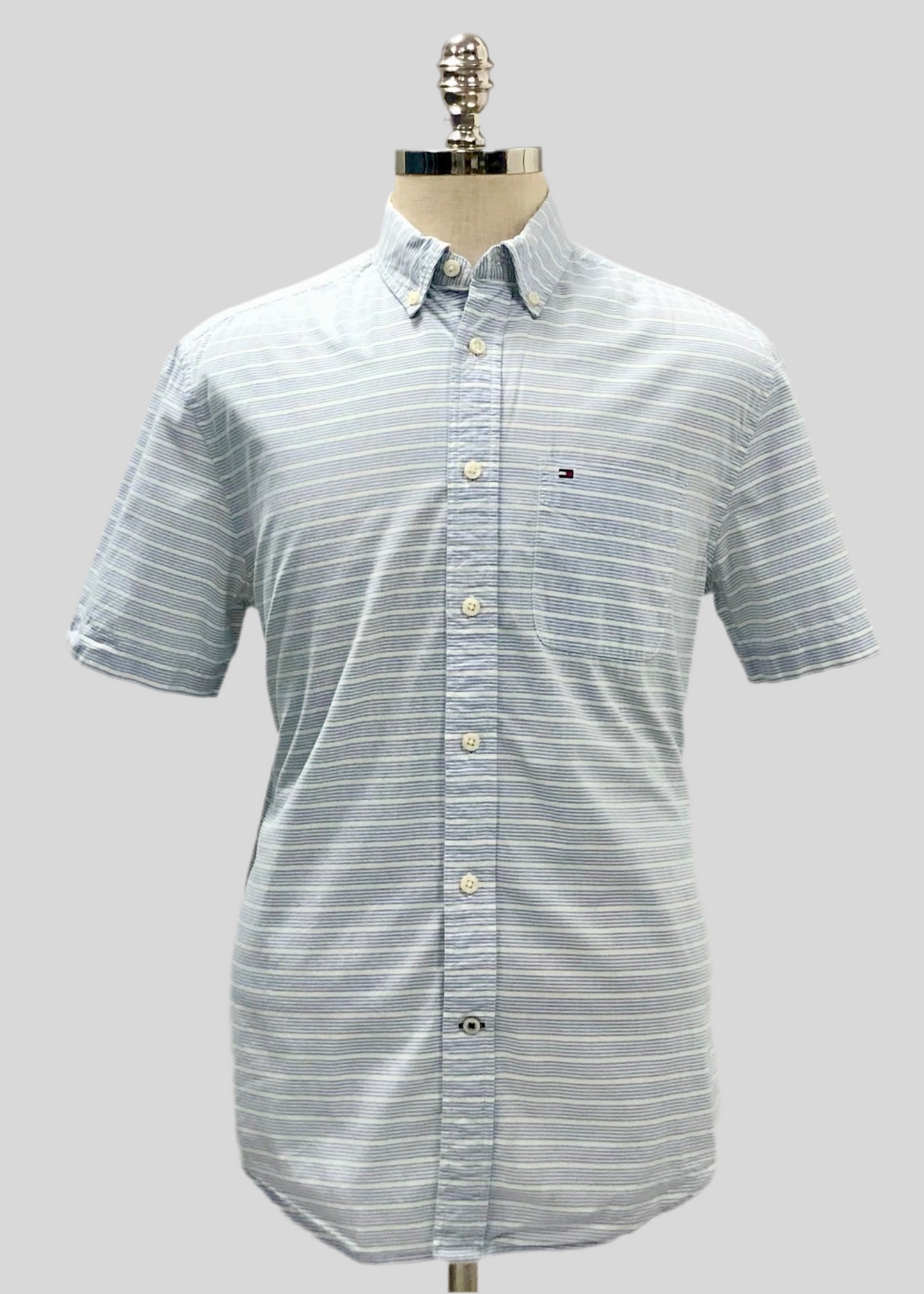 Camisa Tommy Hilfiger 🇺🇸 con patrón de rayas en azul y blanco Talla M Entalle Clásico