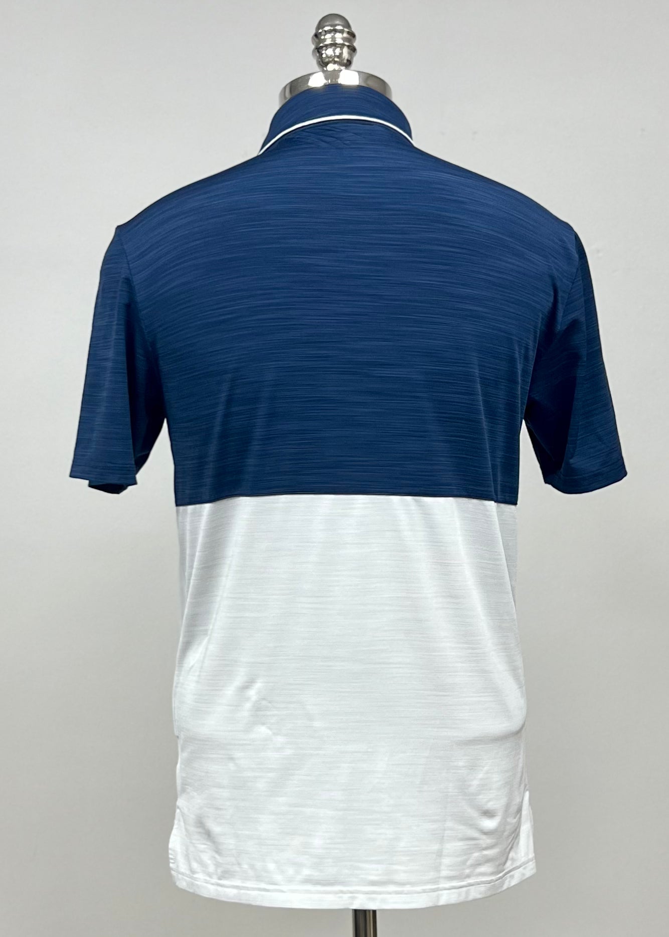 Camiseta Polo Adidas ⛳️ Tela performance con diseño de franjas en color azul navy y gris claro Talla S Entalle Regular