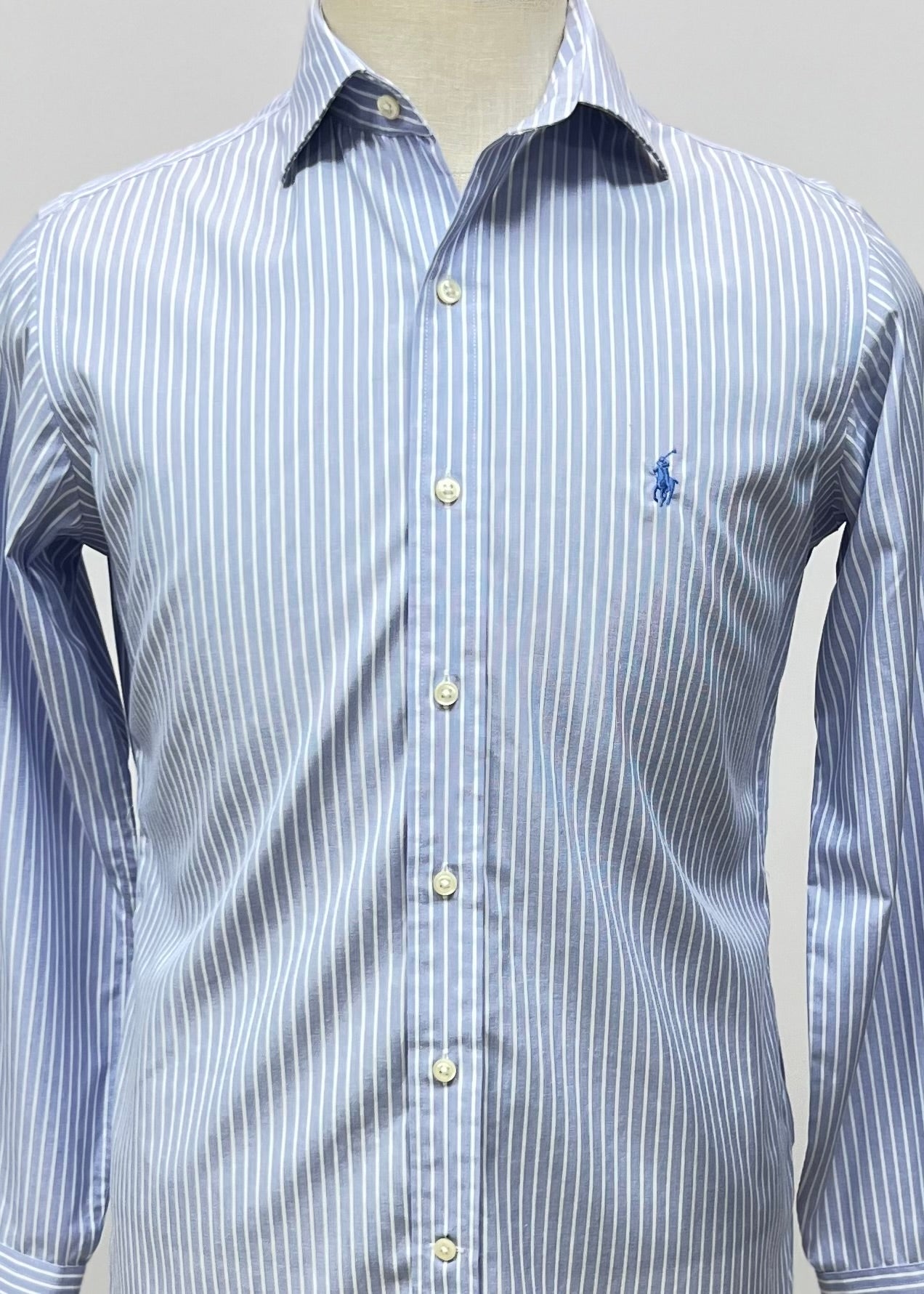 Camisa Polo Ralph Lauren 🏇🏼 con patrón de rayas en celeste y blanco Talla S Entalle Regular