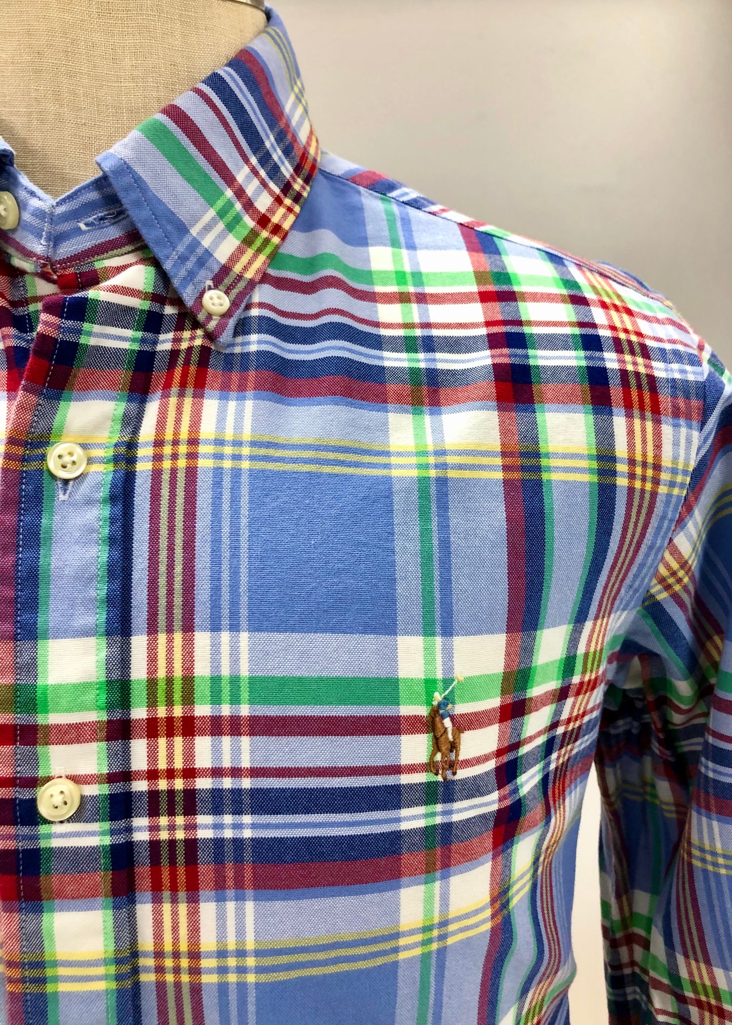 Camisa Polo Ralph Lauren 🏇🏼 Oxford de cuadros tartán en color celeste, verde y rojo Talla M Entalle Clásico