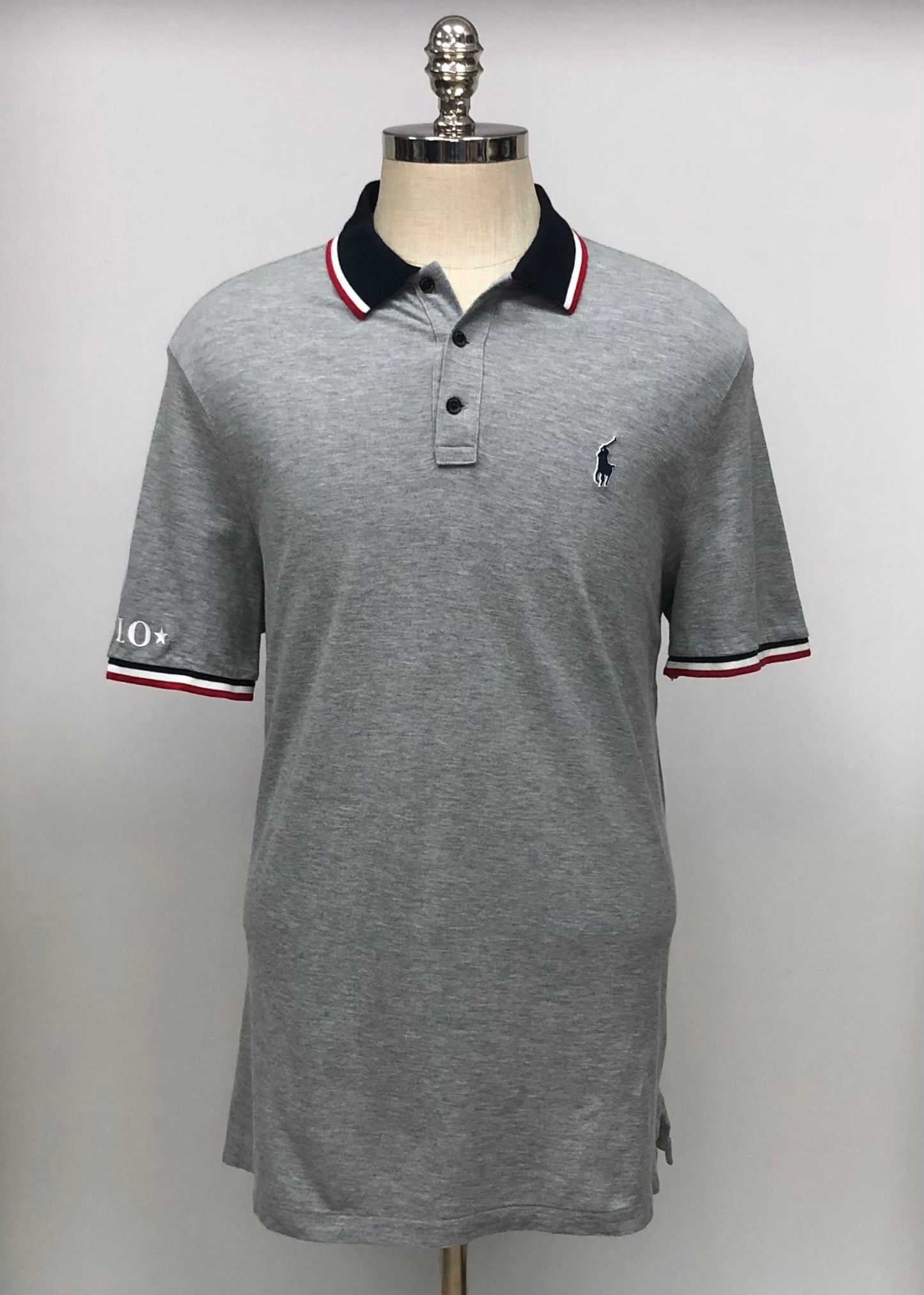 Camiseta Polo Ralph Lauren 🏇🏼 color gris claro con diseño de cuello y manga Talla L Entalle Clásico