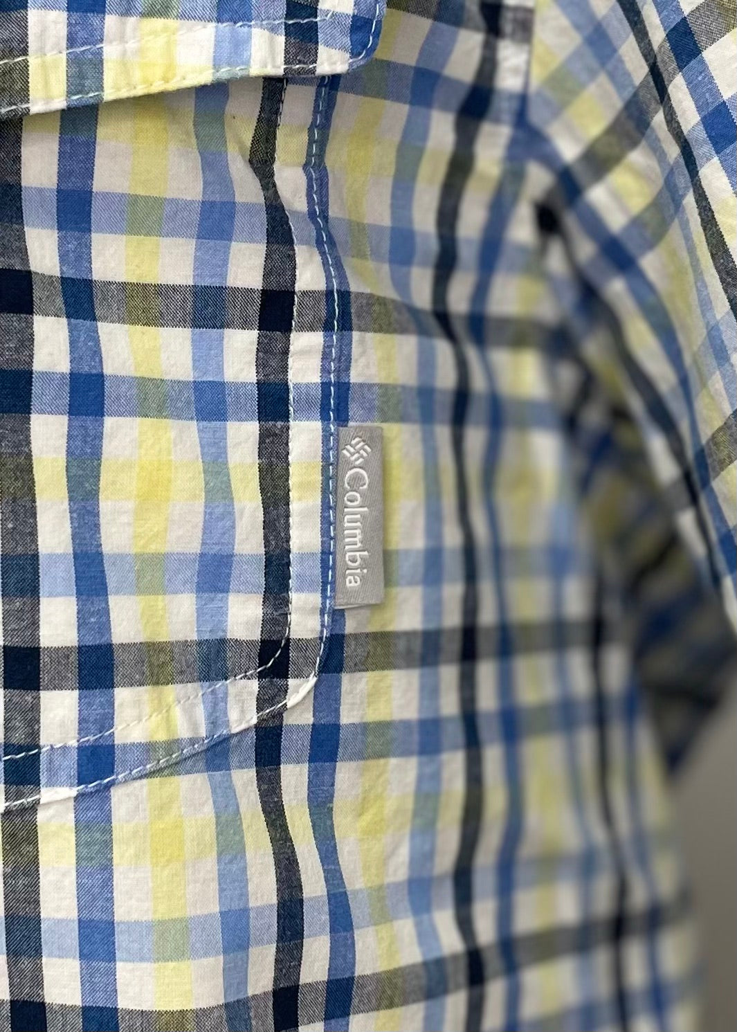 Camisa Columbia 🔹 Color blanco con patrón de cuadros en amarillo, azul y negro Manga corta Talla XL