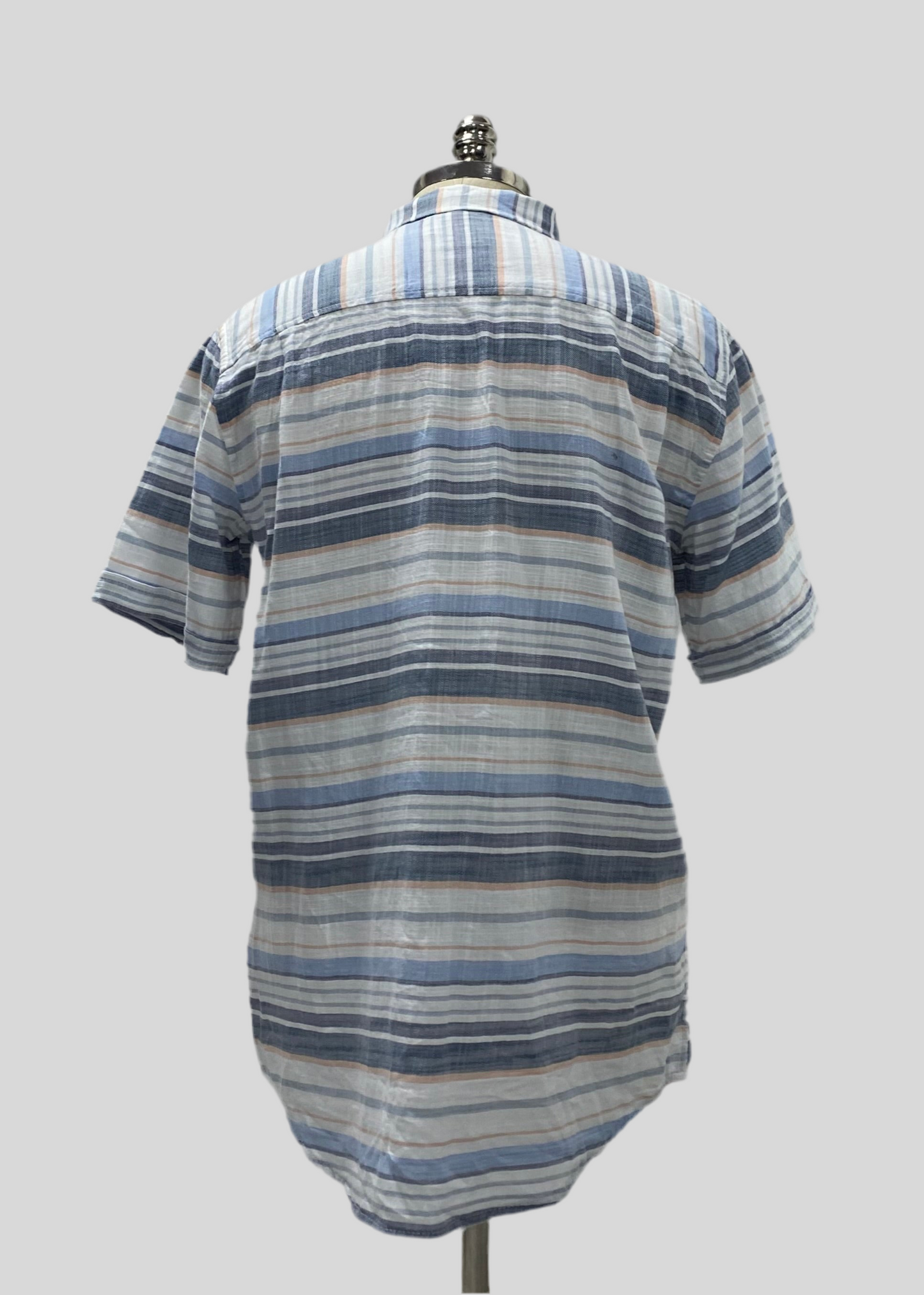 Camisa de botones Weatherproof color blango con patron de rayas color gris y celeste Talla M Entalle Regular