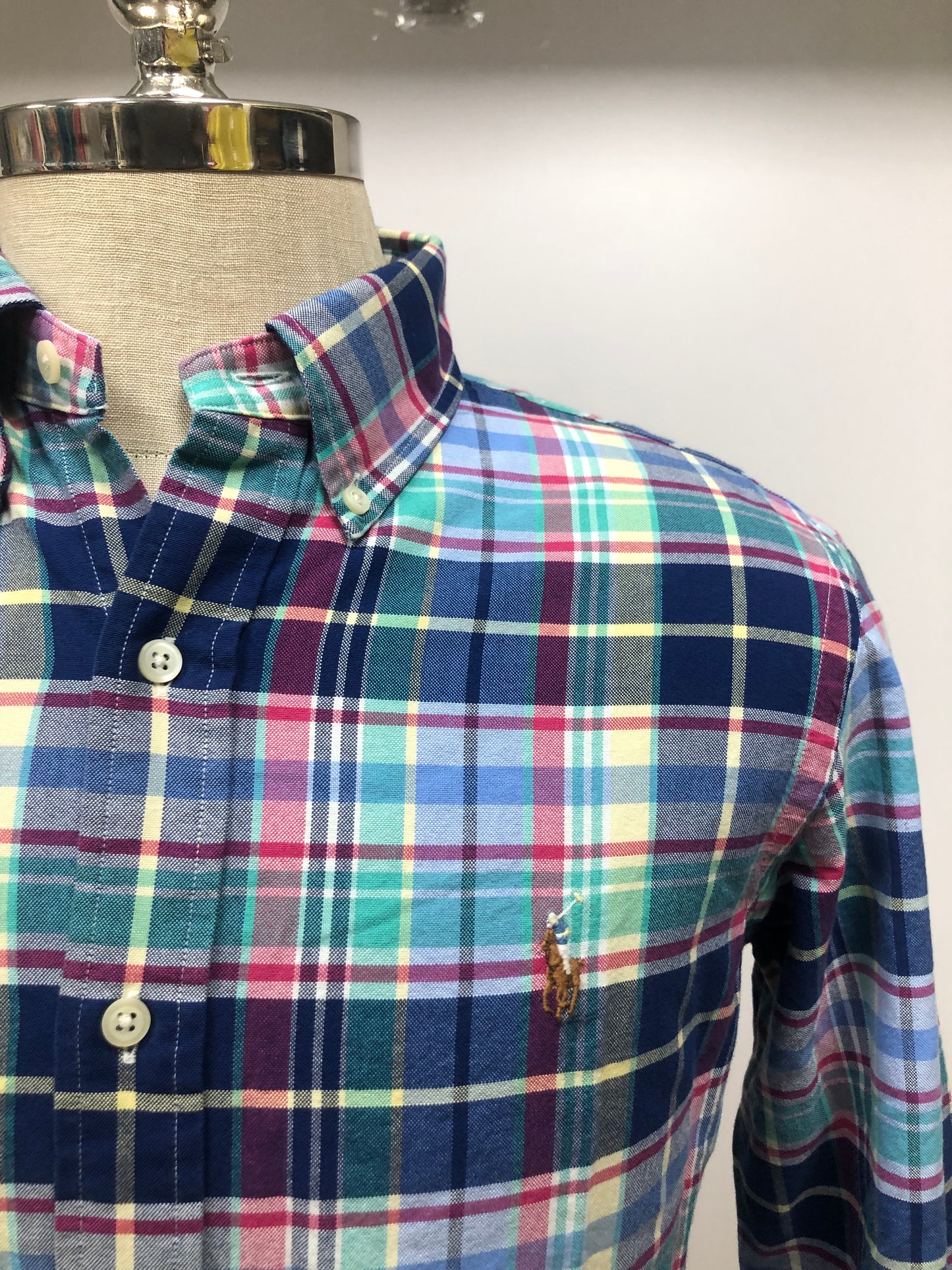 Camisa Polo Ralph Lauren 🏇🏼 con patron de cuadros tartán en color azul navy, verde y celeste  Talla S Entalle Clásico