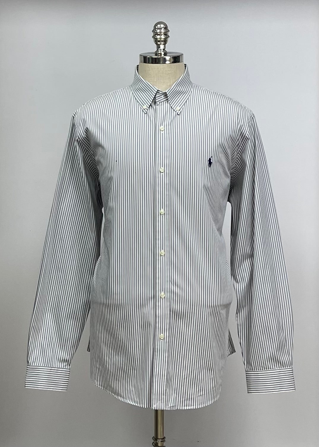 Camisa Polo Ralph Lauren 🏇🏼 color blanco con patrón de rayas en gris oscuro Talla XL Entalle Clásico