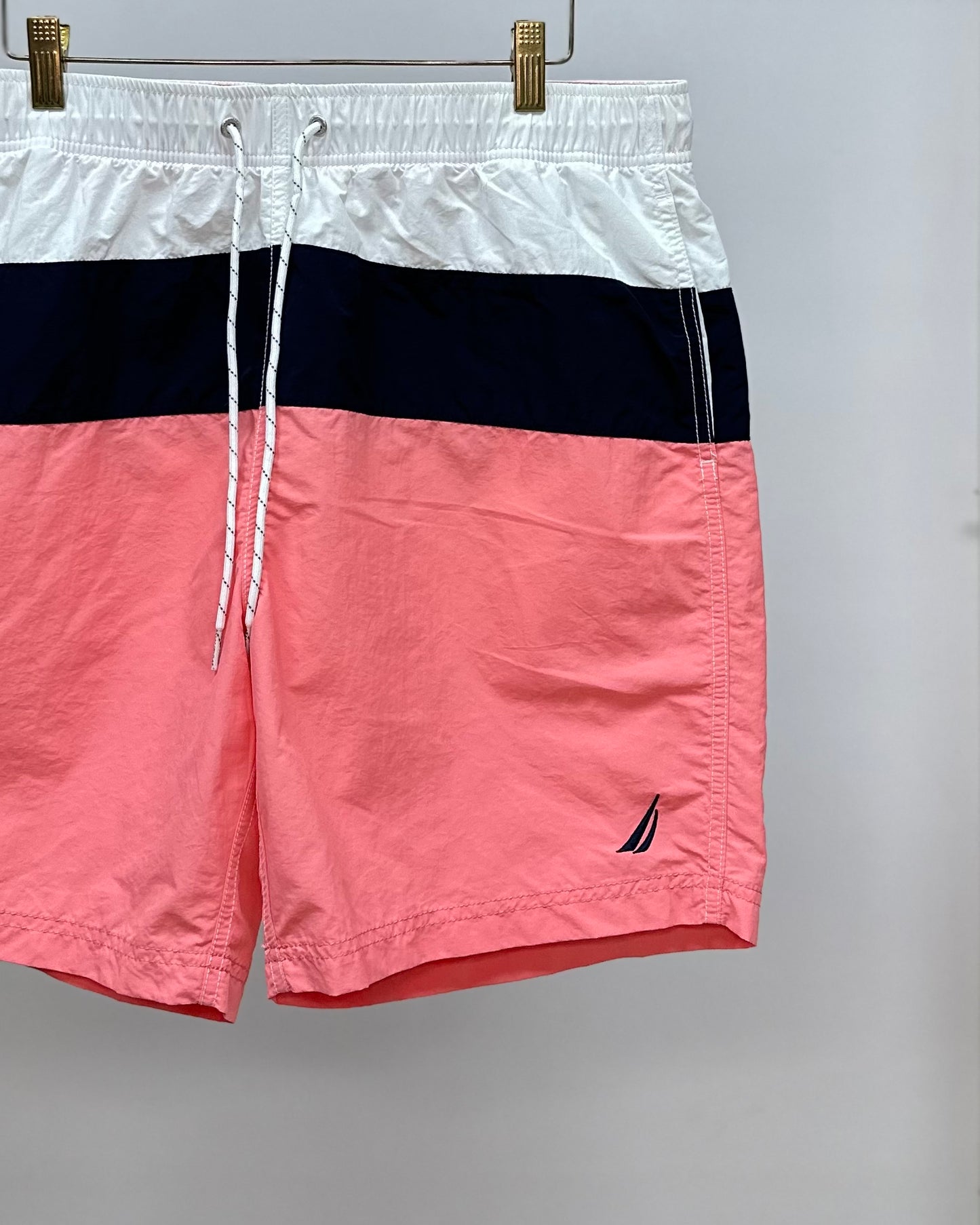 Shorts de baño Nautica ⚓️ con franjas en color blanco, azul navy y rosado talla L