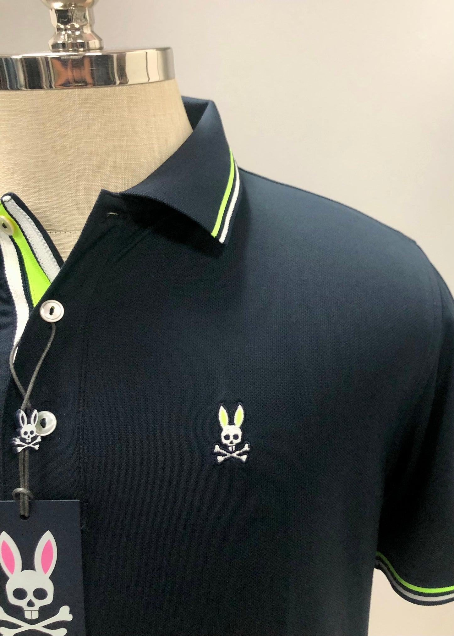 Camiseta Polo Psycho Bunny 🐰 Dry-fit en color azul navy con diseño de cuello en verde y blanco Talla M Entalle Regular