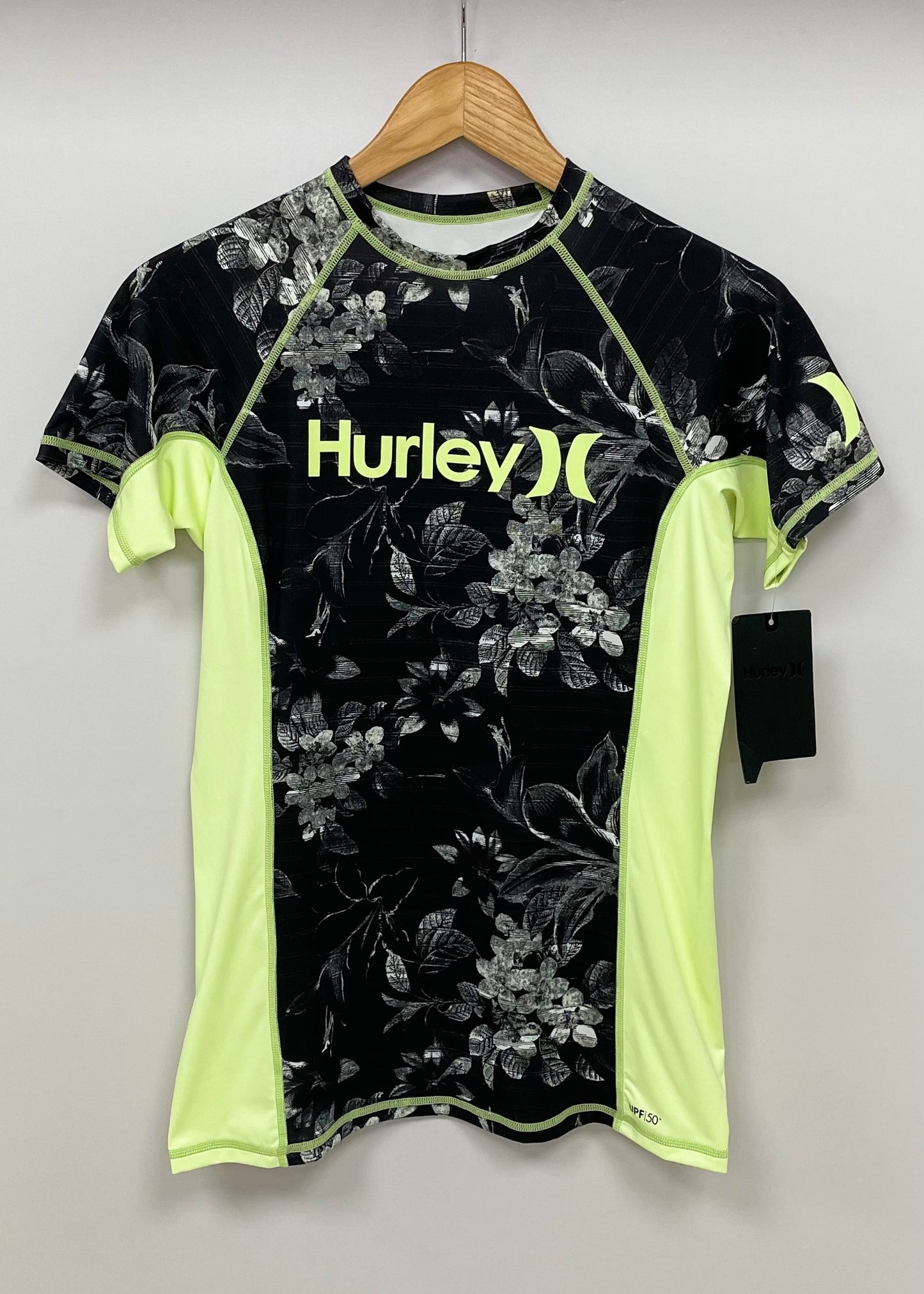 Camiseta de baño Hurley 🏄🏽‍♂️  color negro y verde claro con diseño floral Talla XL de mujer