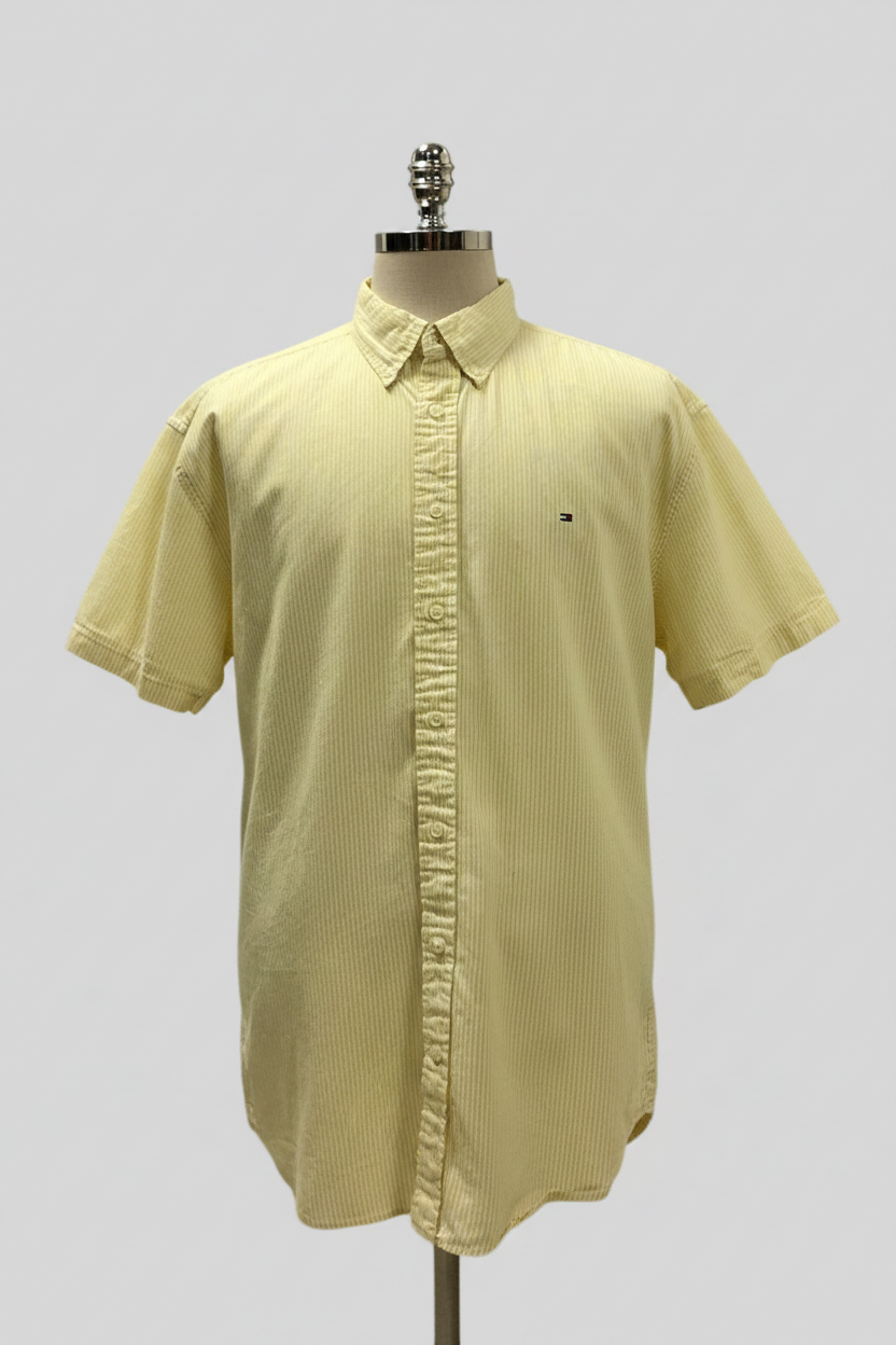 Camisa Tommy Hilfiger 🇺🇸 color Amarillo con patrón de rayas en color blanco Talla XXL Entalle Regular