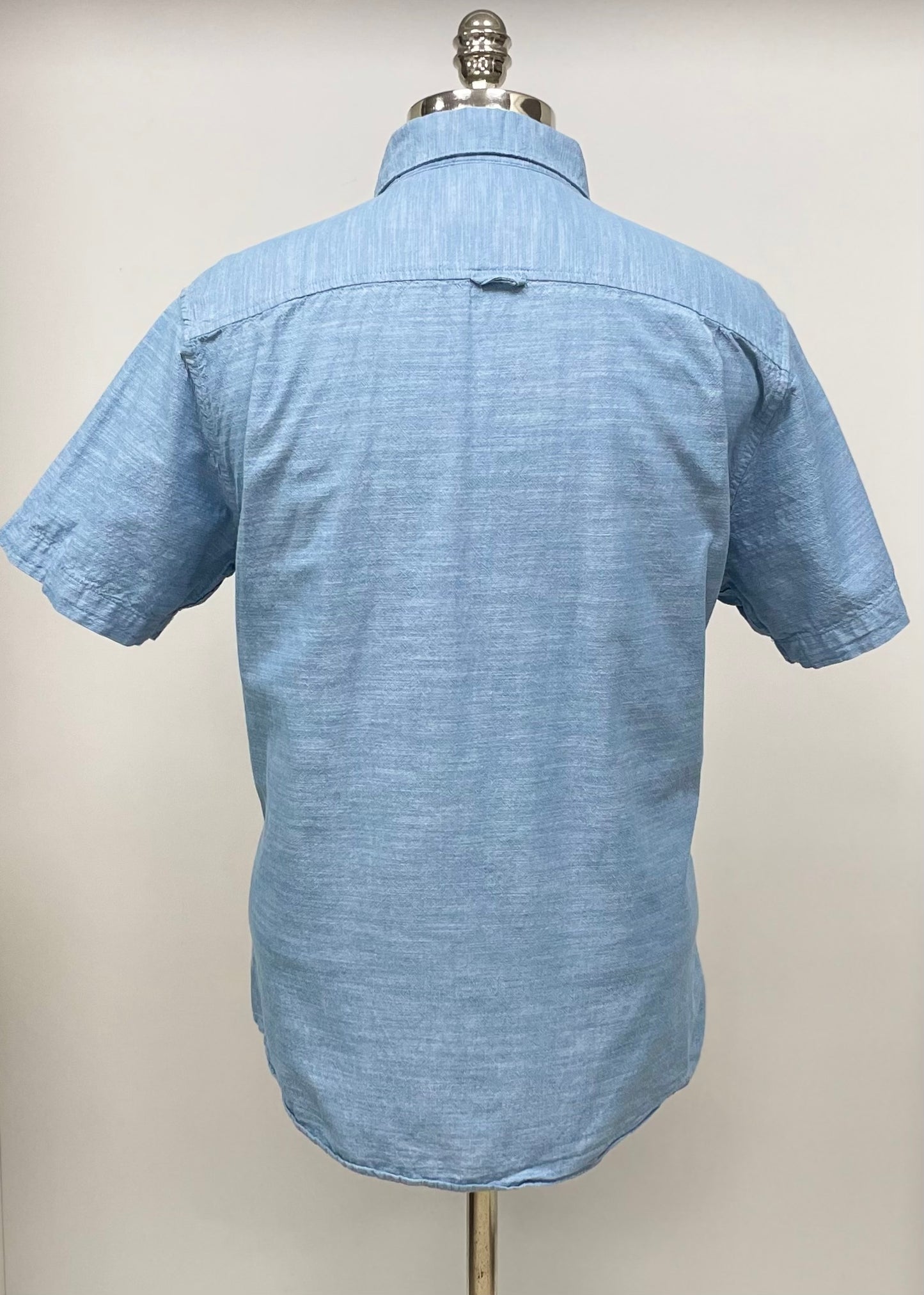 Camisa de botones Hurley 🏄🏽‍♂️ color azul grisáceo con Talla XL Entalle Regular