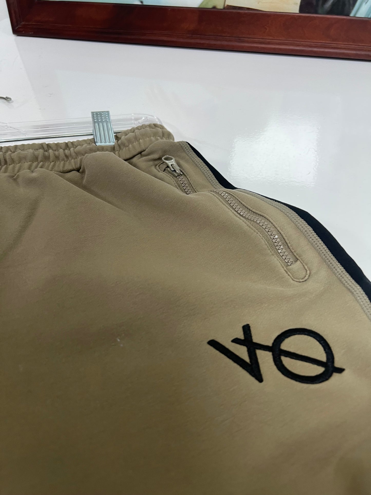 Short Lounge Vanquish 🏋🏼‍♂️ color kaki y logo en negro Talla L (ver descripción)