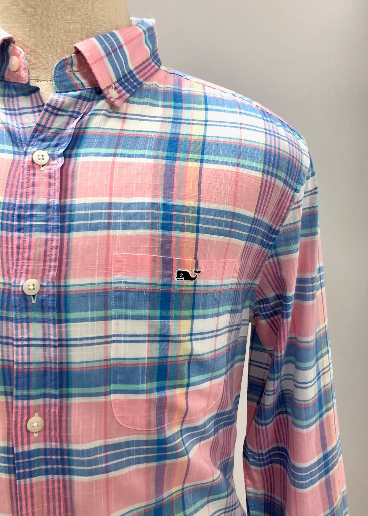 Camisa de botones Vineyard Vines 🐳 con cuadros en color rosado, celeste y blanco Talla M Entalle Clasico